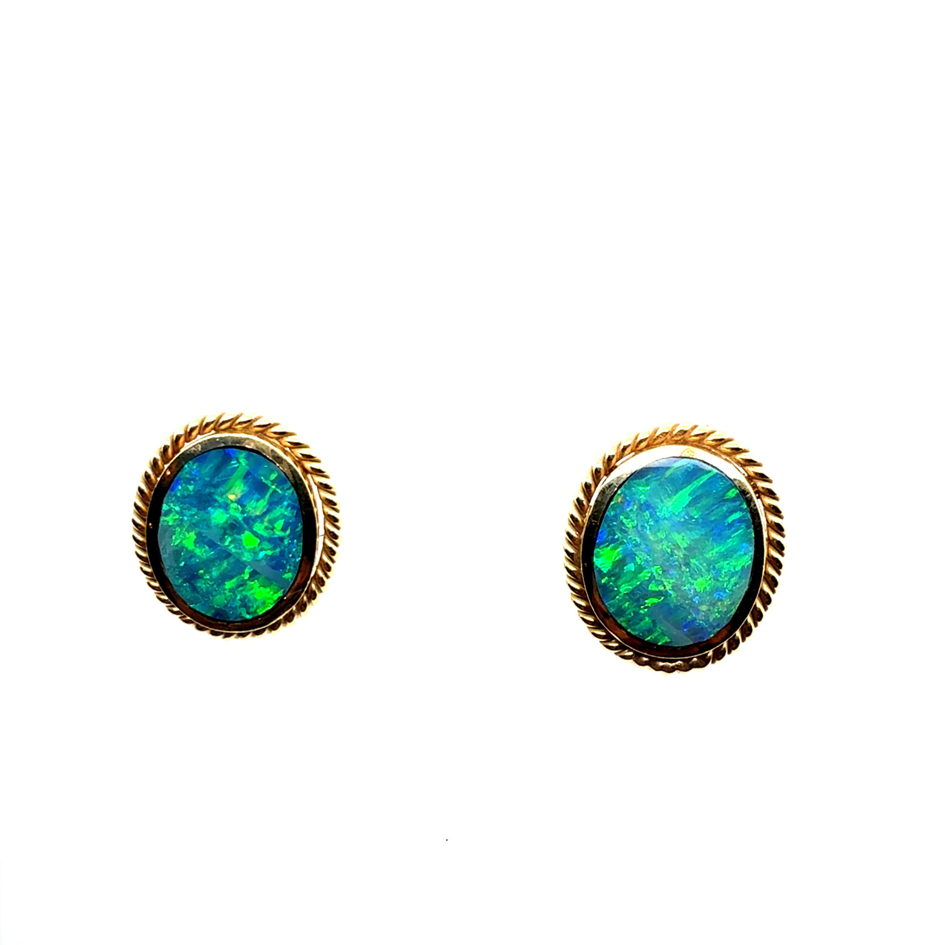Taille ovale Boucles d'oreilles rétro en or avec cabochon en forme d'opale Circa 1980 en vente