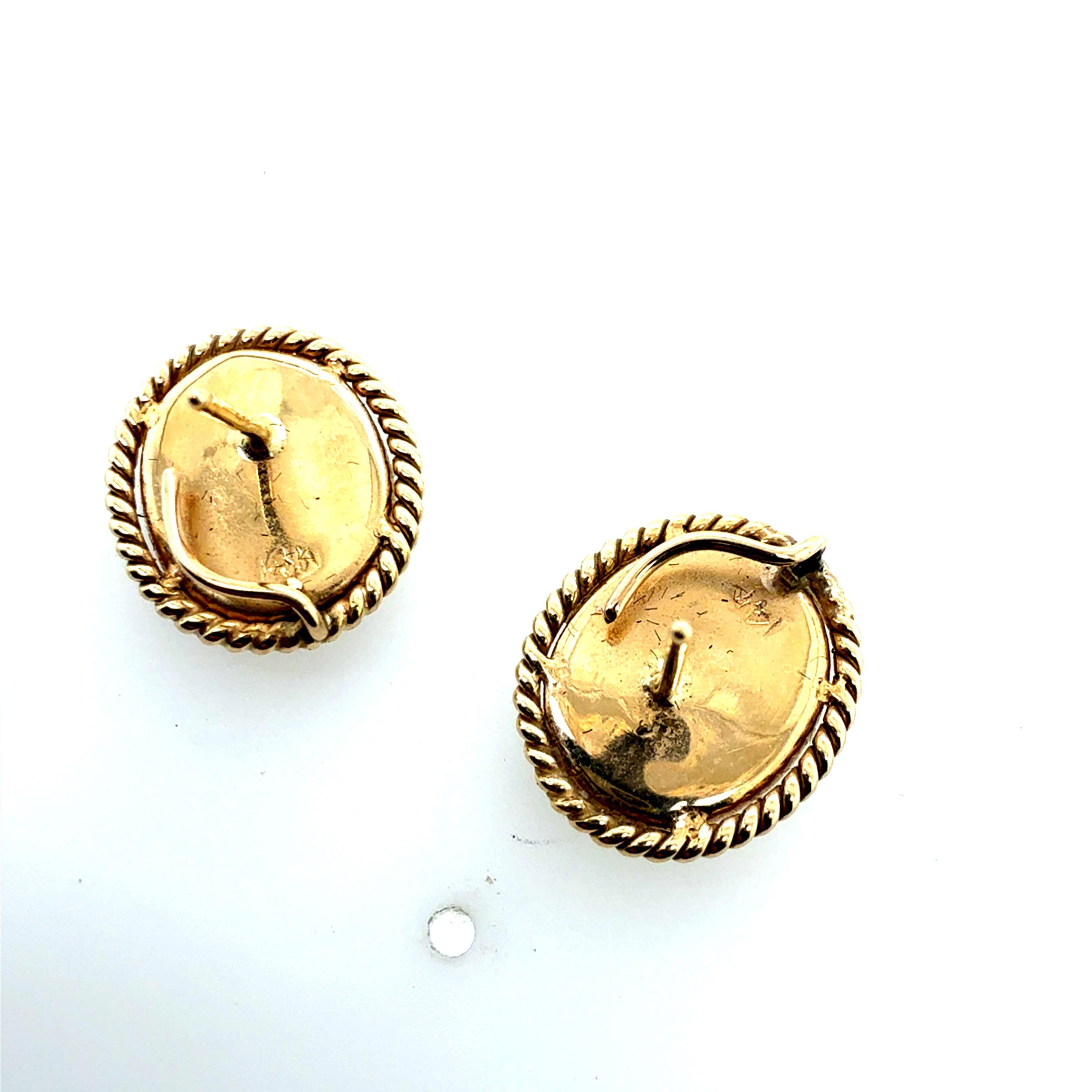 Boucles d'oreilles rétro en or avec cabochon en forme d'opale Circa 1980 Pour femmes en vente