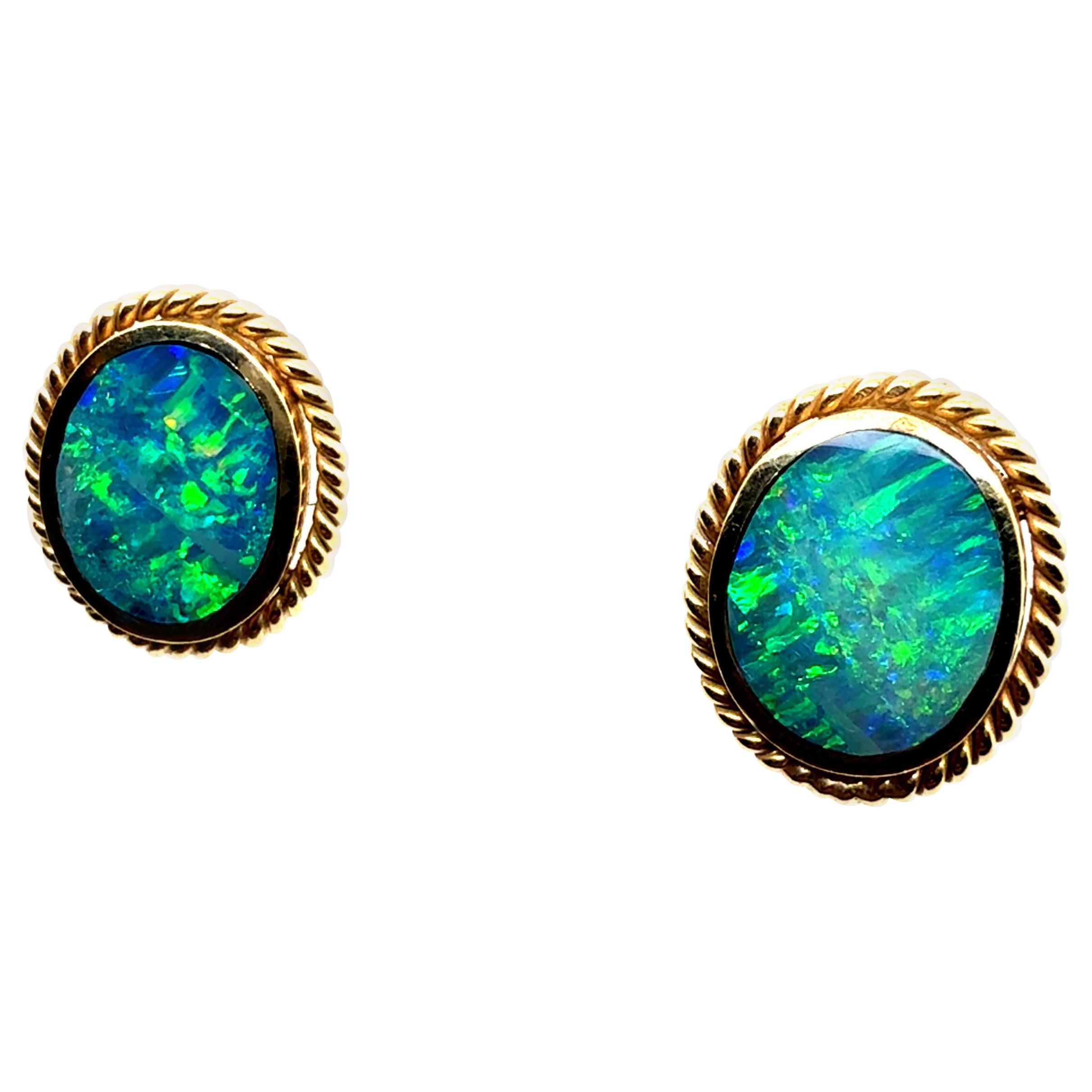 Boucles d'oreilles rétro en or avec cabochon en forme d'opale Circa 1980 en vente