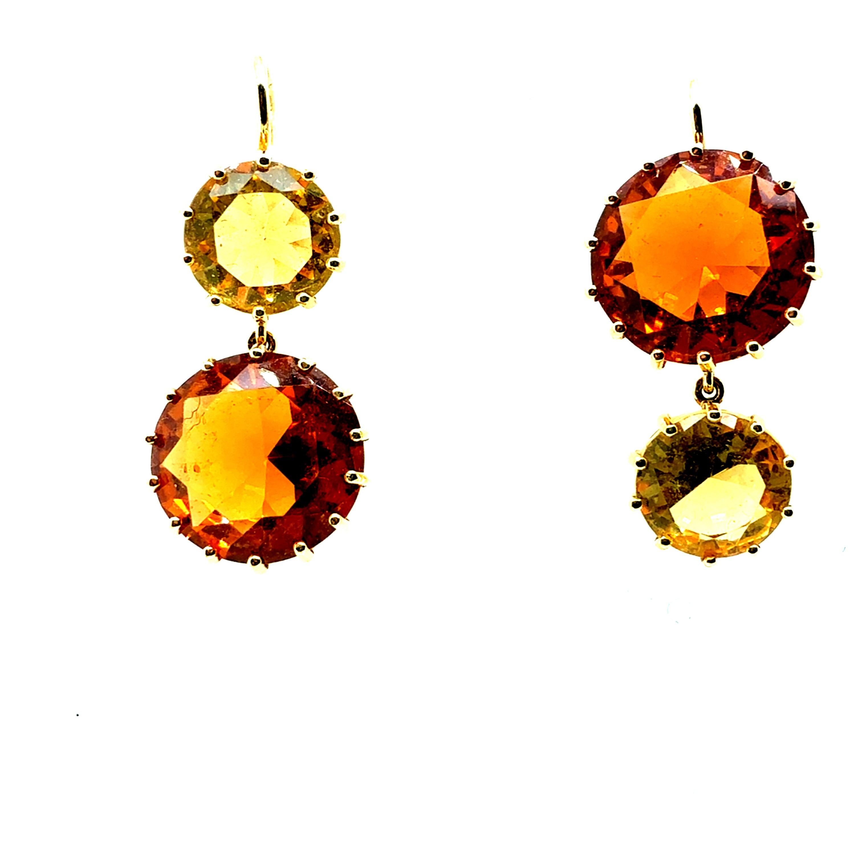 Ein Paar goldene Ohrringe im Retro-Stil mit einem runden, brillanten Citrin in zwei verschiedenen Farbtönen. Die tiefer gefärbten Citrine haben einen Durchmesser von etwa 14 mm, während das hellere gelbe Paar etwa 10 mm misst. Jeder Stein ist in