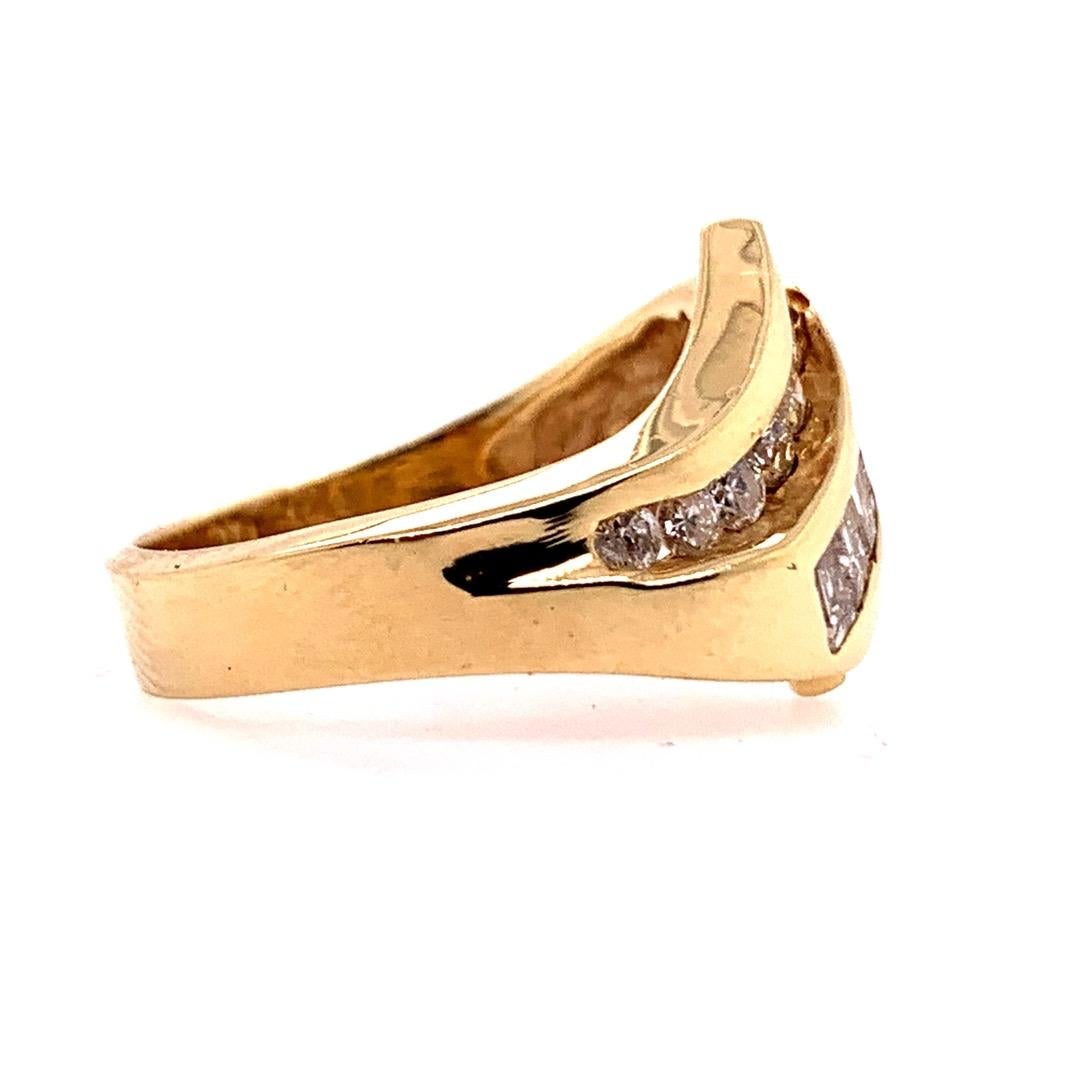Retro Gold Cocktail 1.25 Carat Natural Diamond Ring Round and Baguette In Good Condition For Sale In Los Angeles, CA