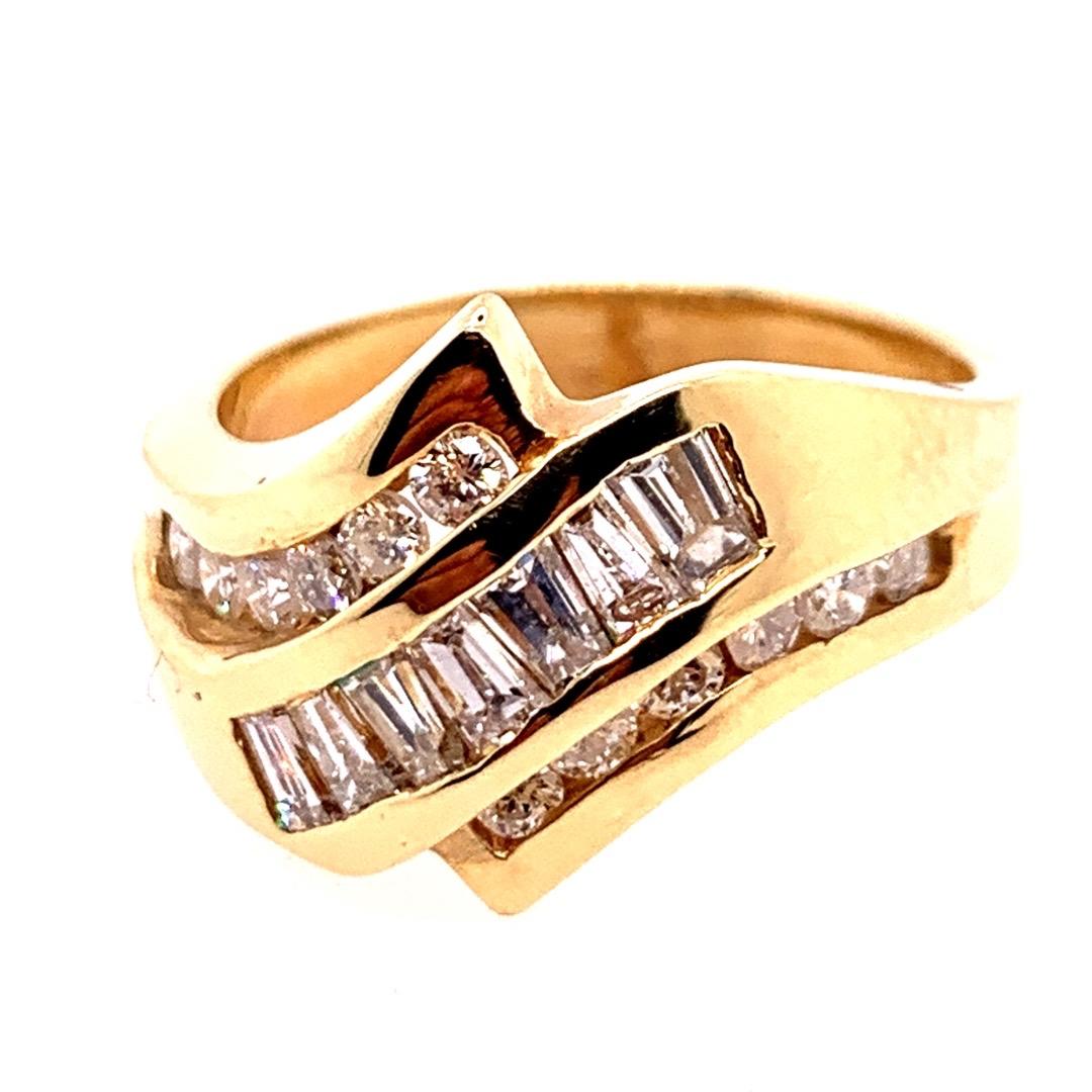Women's Retro Gold Cocktail 1.25 Carat Natural Diamond Ring Round and Baguette For Sale