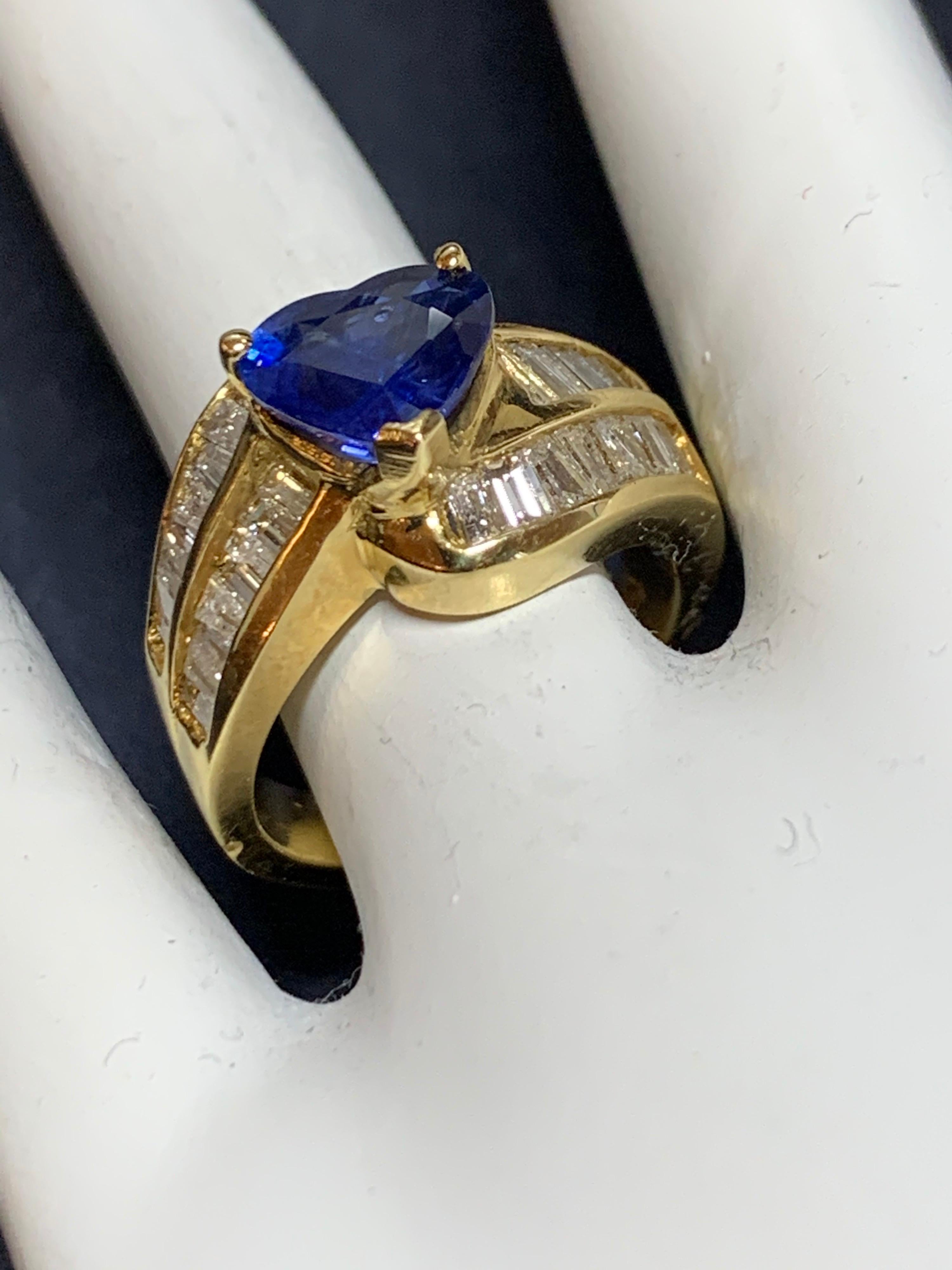 Women's Retro Gold Cocktail 4.50 Carat Ring Natural Heart Sapphire & Diamond, circa 1980 For Sale