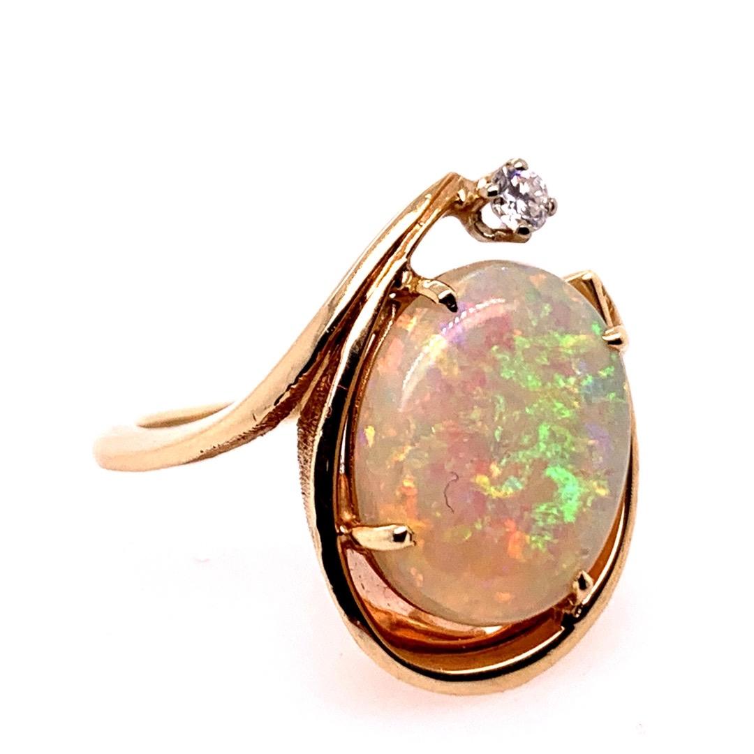 Cabochon Anello da cocktail in oro retrò Anello con gemma opale naturale e diamante da 3 carati, circa 1970 in vendita