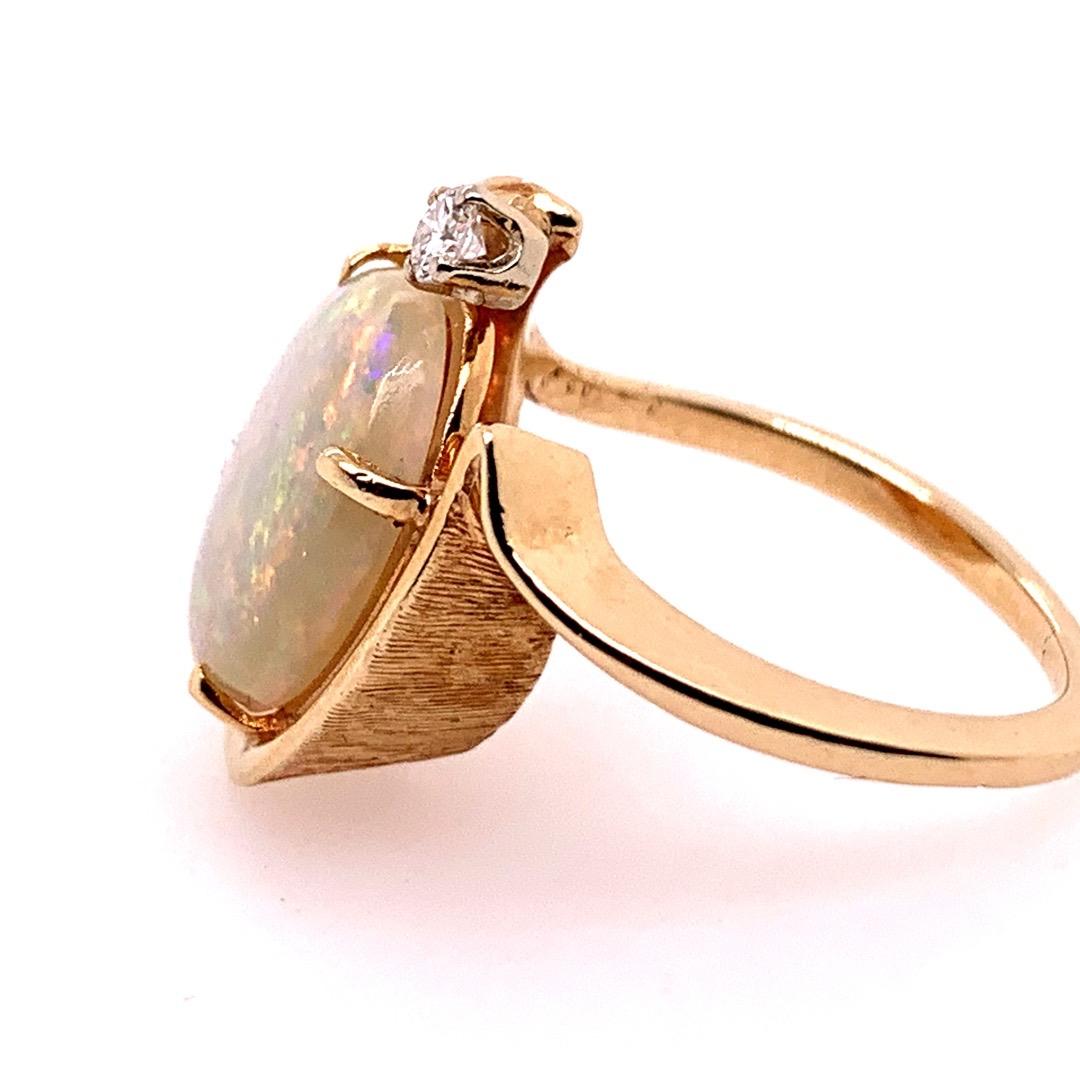 Donna Anello da cocktail in oro retrò Anello con gemma opale naturale e diamante da 3 carati, circa 1970 in vendita