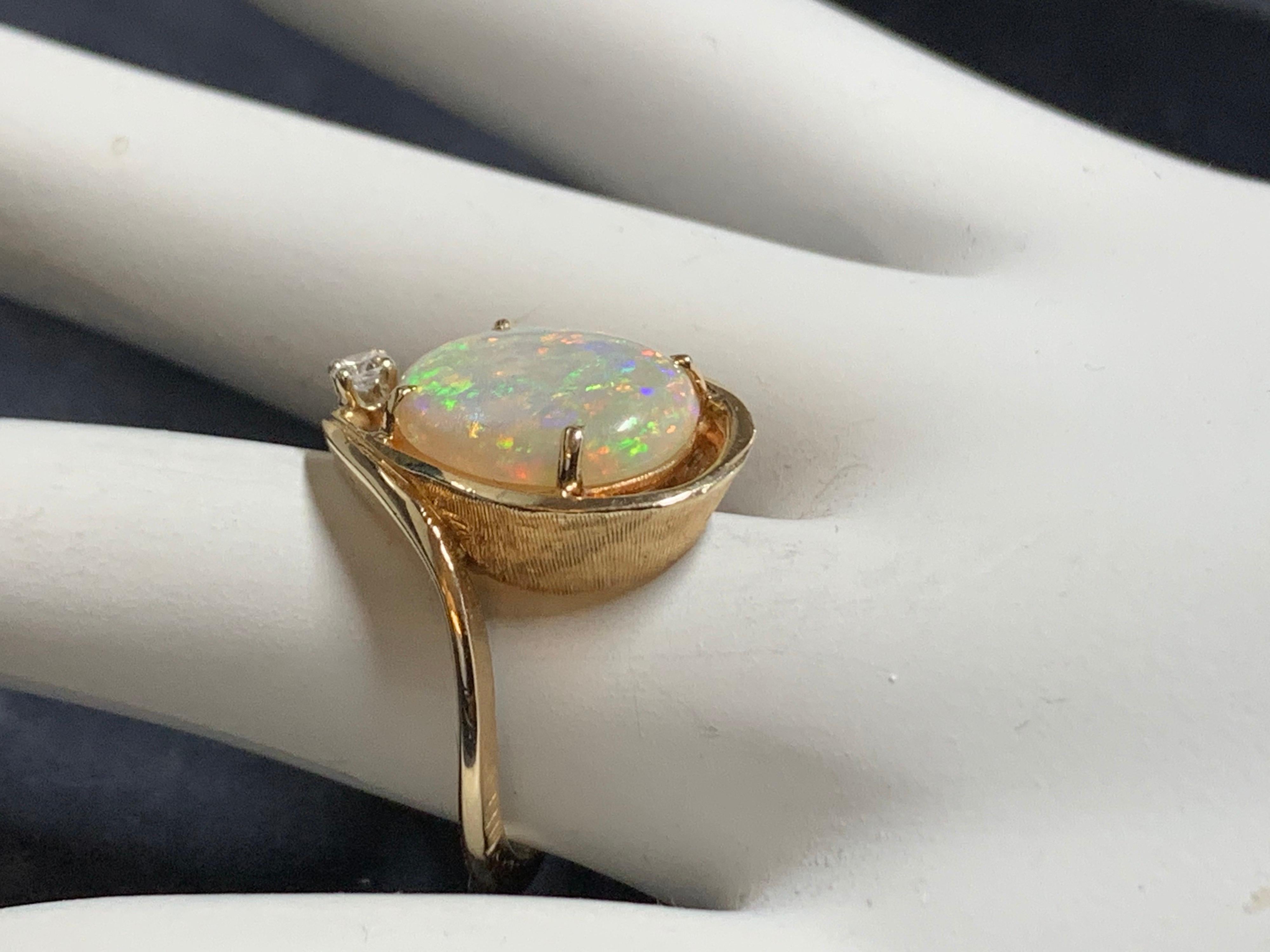 Retro Gold Cocktail Ring 3 Carat Natural Opal Gemstone & Diamond Ring circa 1970 For Sale 4