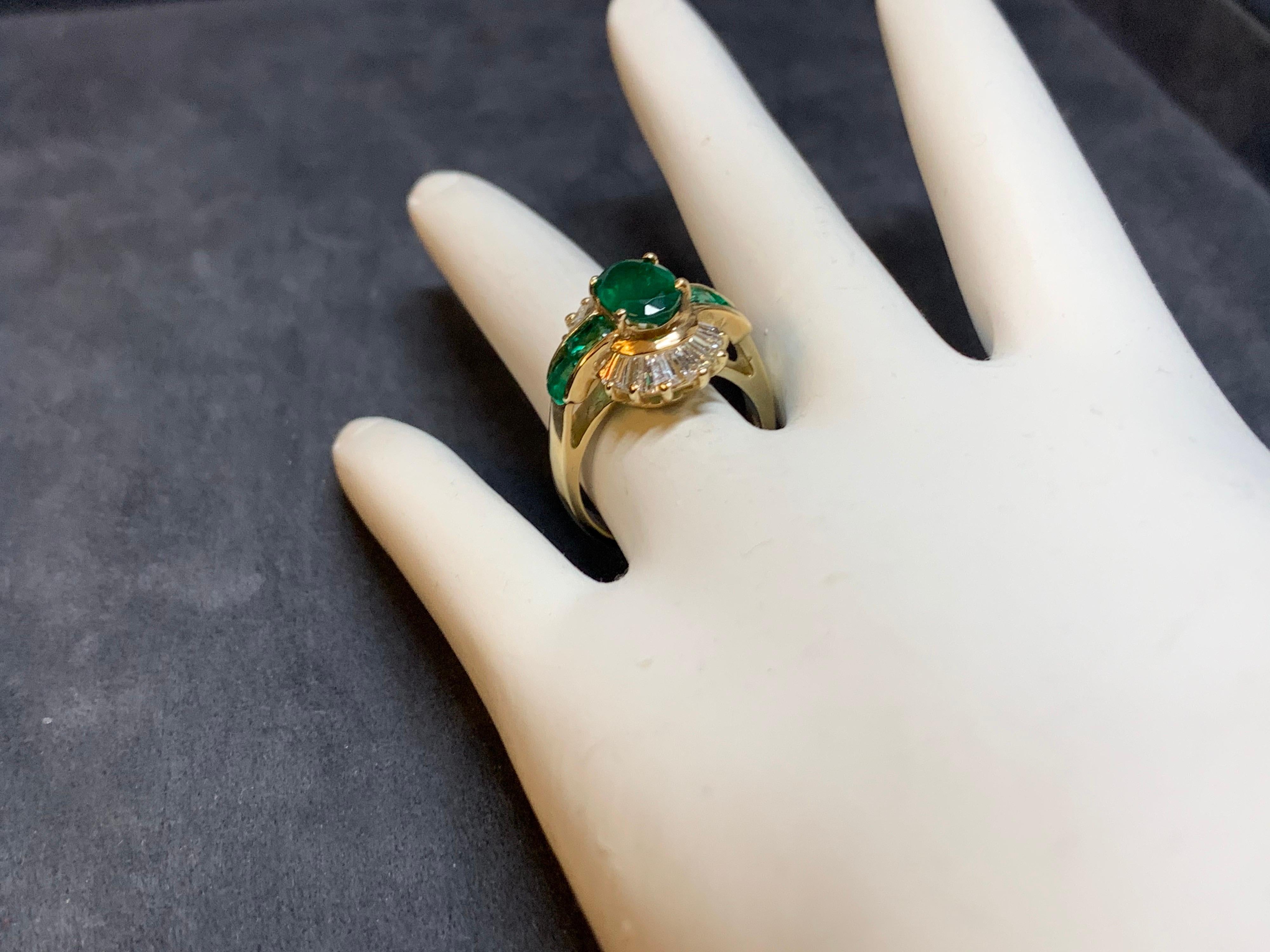 Retro Gold Cocktail Ring 3.1 Carat Natural Emerald Gemstone & Diamond circa 1950 In Good Condition For Sale In Los Angeles, CA