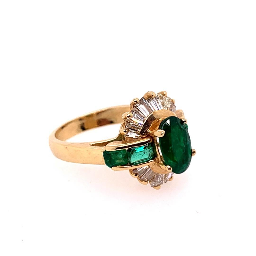 Women's Retro Gold Cocktail Ring 3.1 Carat Natural Emerald Gemstone & Diamond circa 1950 For Sale