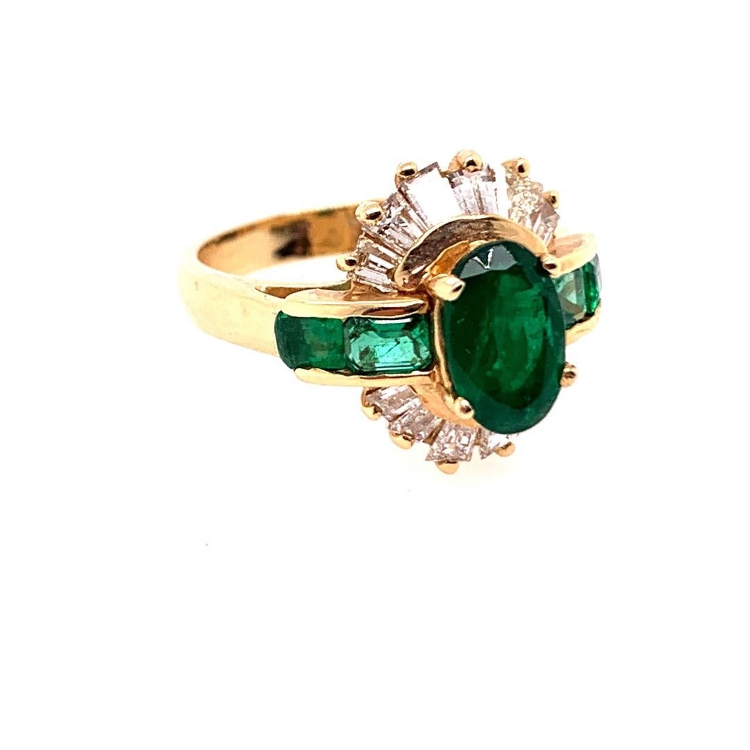 Retro Gold Cocktail Ring 3.1 Carat Natural Emerald Gemstone & Diamond circa 1950 For Sale 1