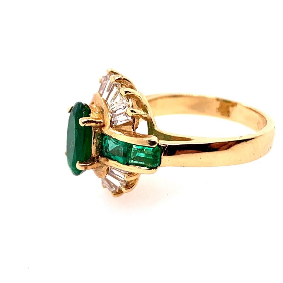 Retro Gold Cocktail Ring 3.1 Carat Natural Emerald Gemstone & Diamond circa 1950 For Sale 2