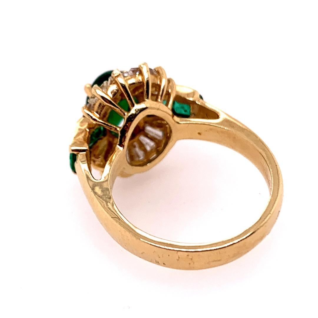 Retro Gold Cocktail Ring 3.1 Carat Natural Emerald Gemstone & Diamond circa 1950 For Sale 3