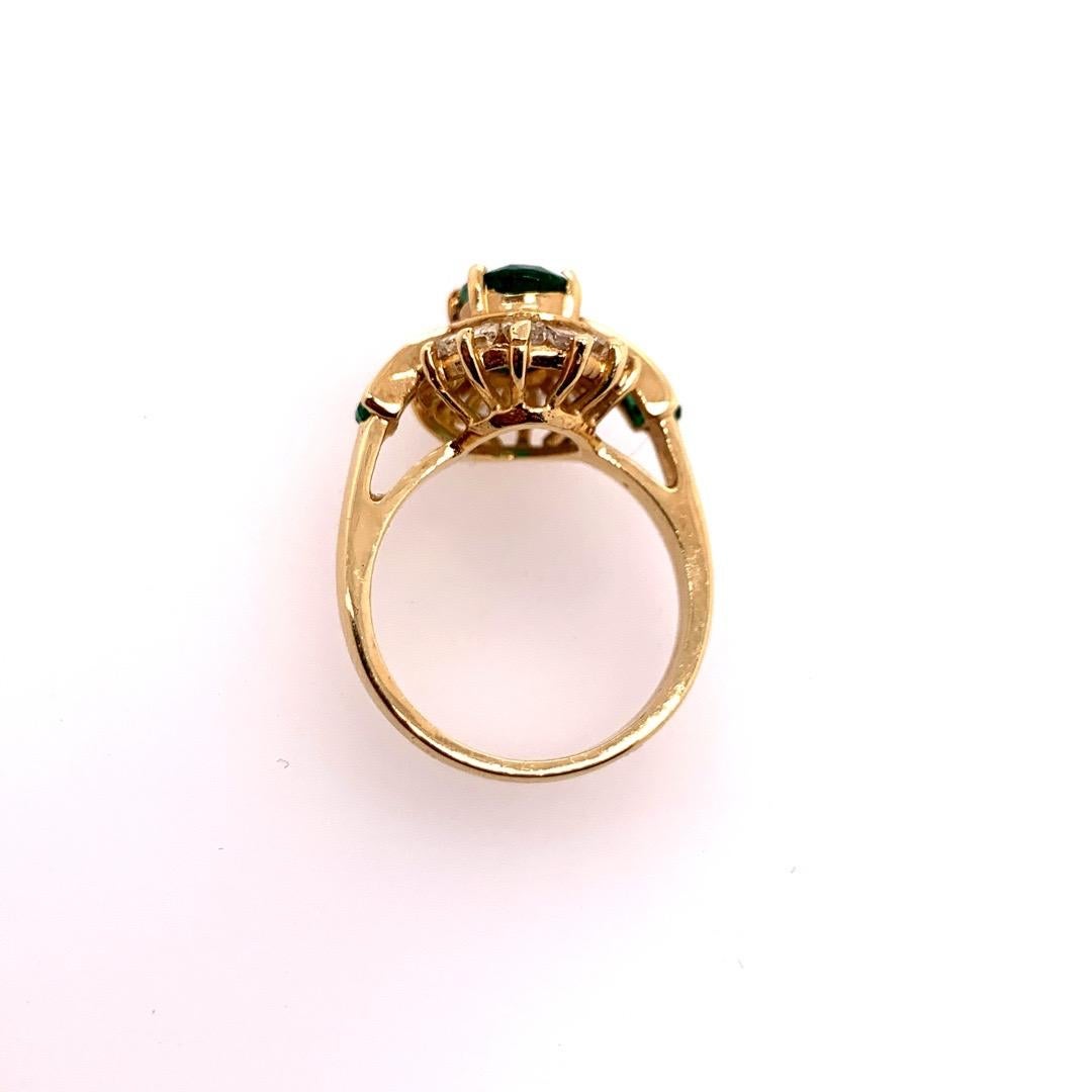 Retro Gold Cocktail Ring 3.1 Carat Natural Emerald Gemstone & Diamond circa 1950 For Sale 4