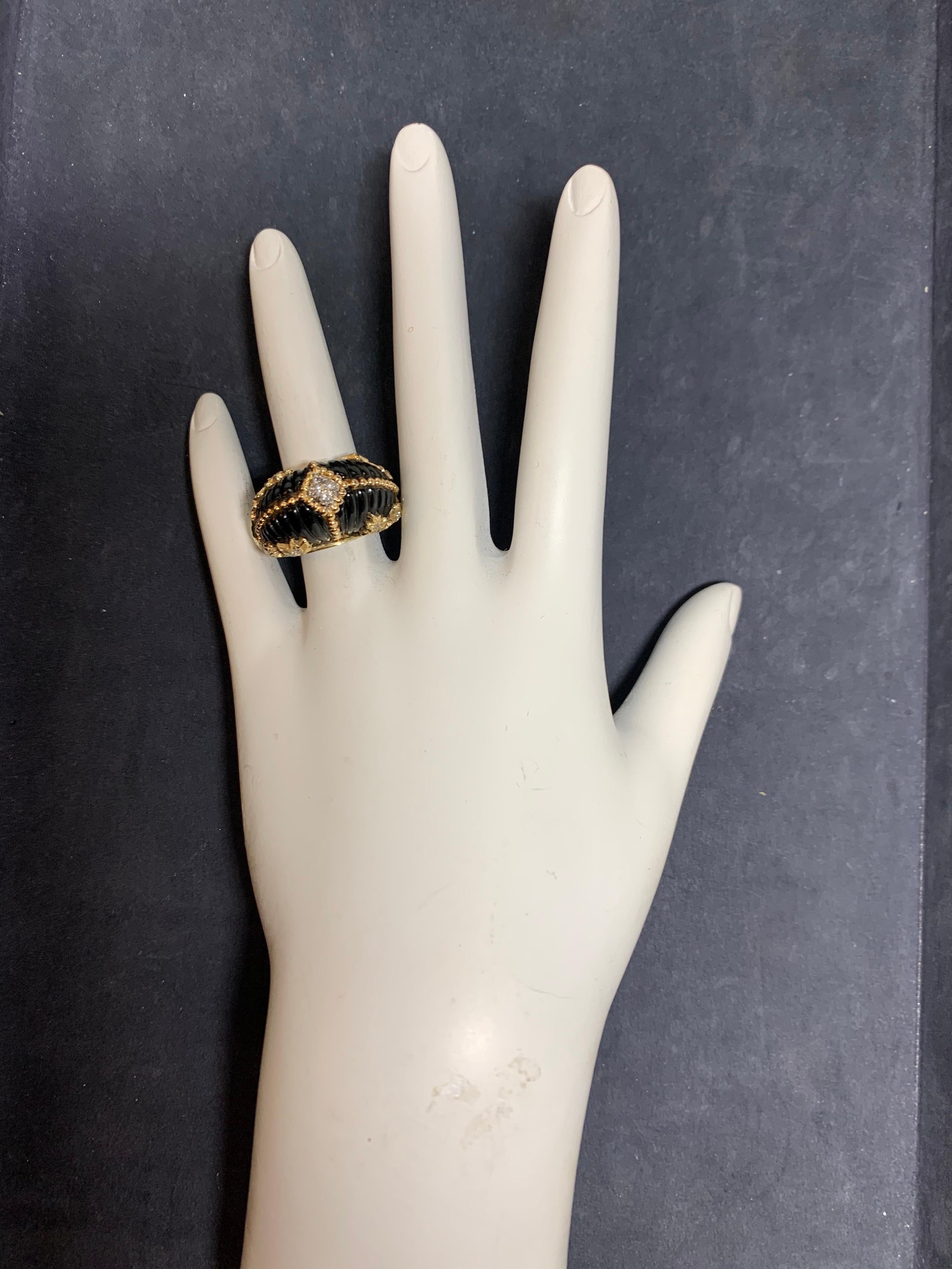 Retro 14k Gelbgold Cocktail Ring mit 20 natürlichen farblosen Diamanten von 0,35 Karat.

Der Onyx ist handgeschnitzt und der Ring wiegt 12,8 Gramm. Größe 7. 

(stock#1202)

Um 1950.