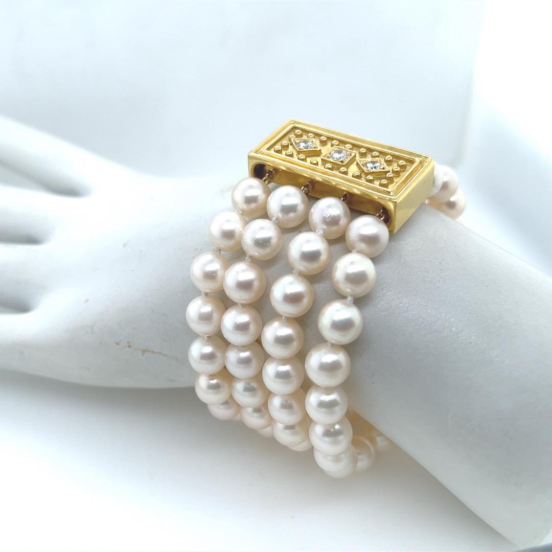 Round Cut Retro Gold Cultured Akoya Pearl 7 Inch Bracelet 0.35 Carat Natural Diamond Clasp For Sale