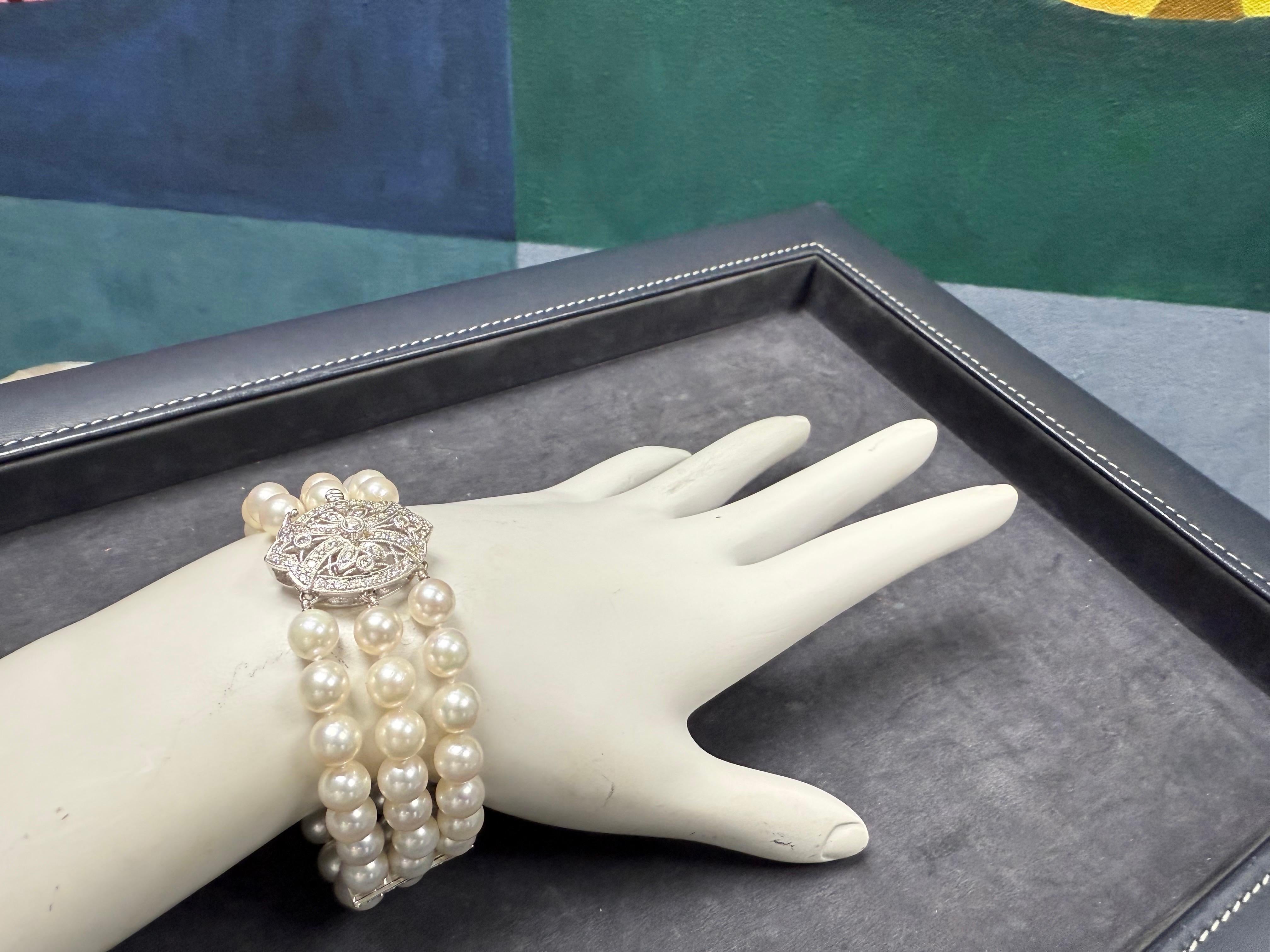 Un magnifico bracciale a tre fili di perle Akoya coltivate, circa 1980. Il pezzo presenta sessantasei perle di circa 6,5 mm di diametro, ognuna delle quali mostra un'eccellente lucentezza e orientamento, con solo piccole caratteristiche superficiali