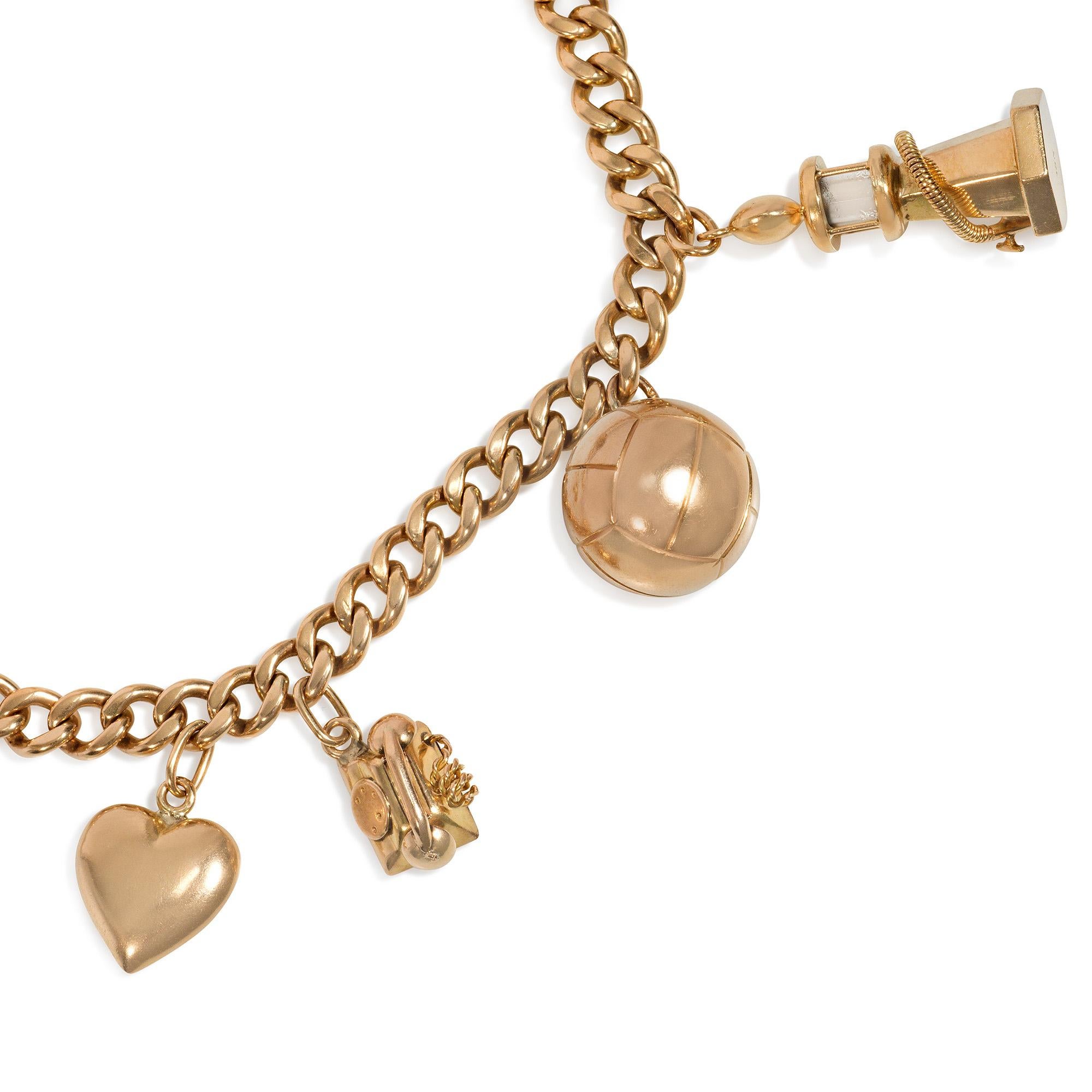 Retro Gold gebogenes Gliederarmband mit acht Charm-Anhängern im Zustand „Gut“ im Angebot in New York, NY