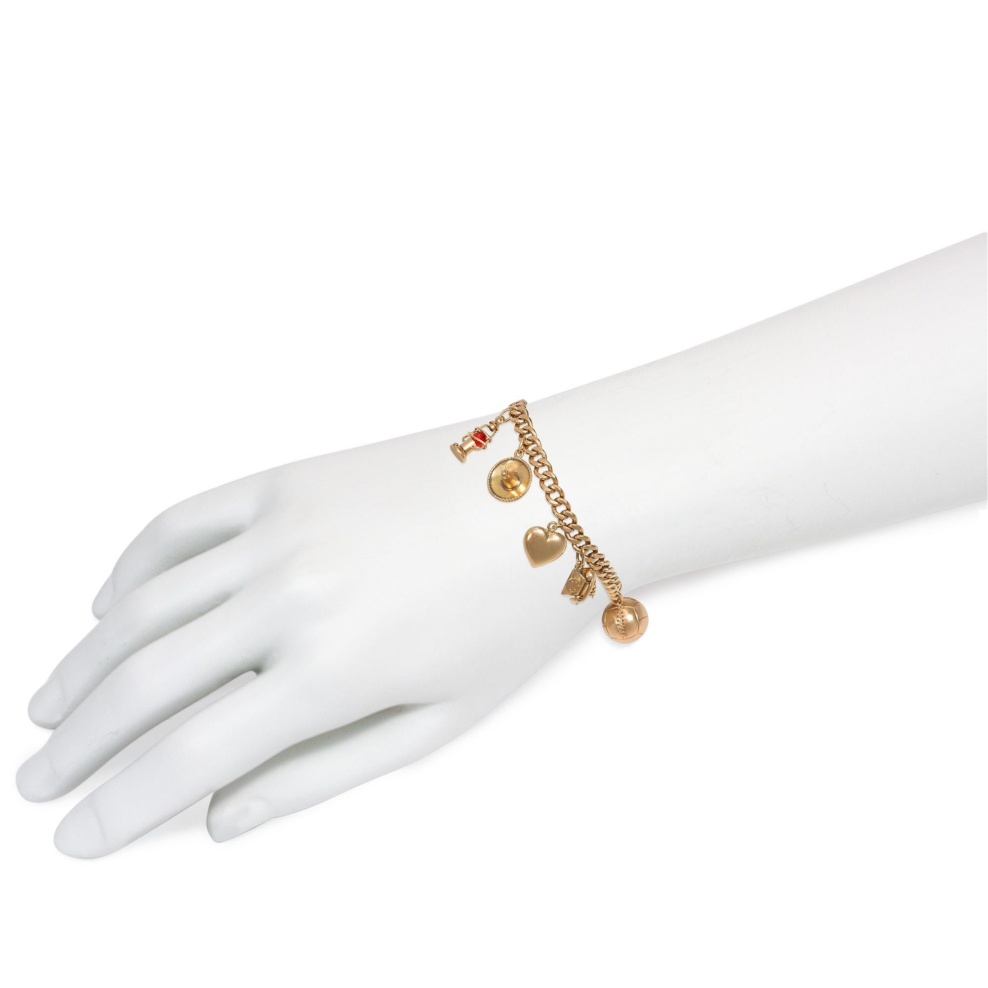 Retro Gold gebogenes Gliederarmband mit acht Charm-Anhängern für Damen oder Herren im Angebot