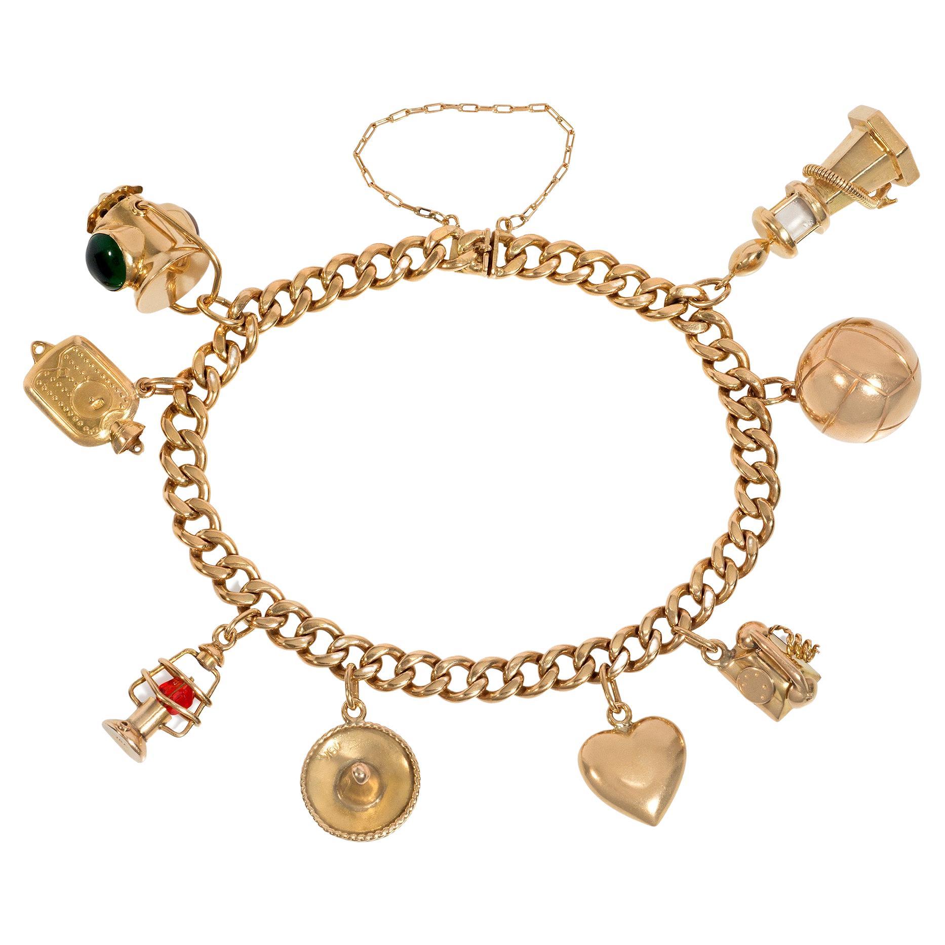 Retro Gold gebogenes Gliederarmband mit acht Charm-Anhängern im Angebot