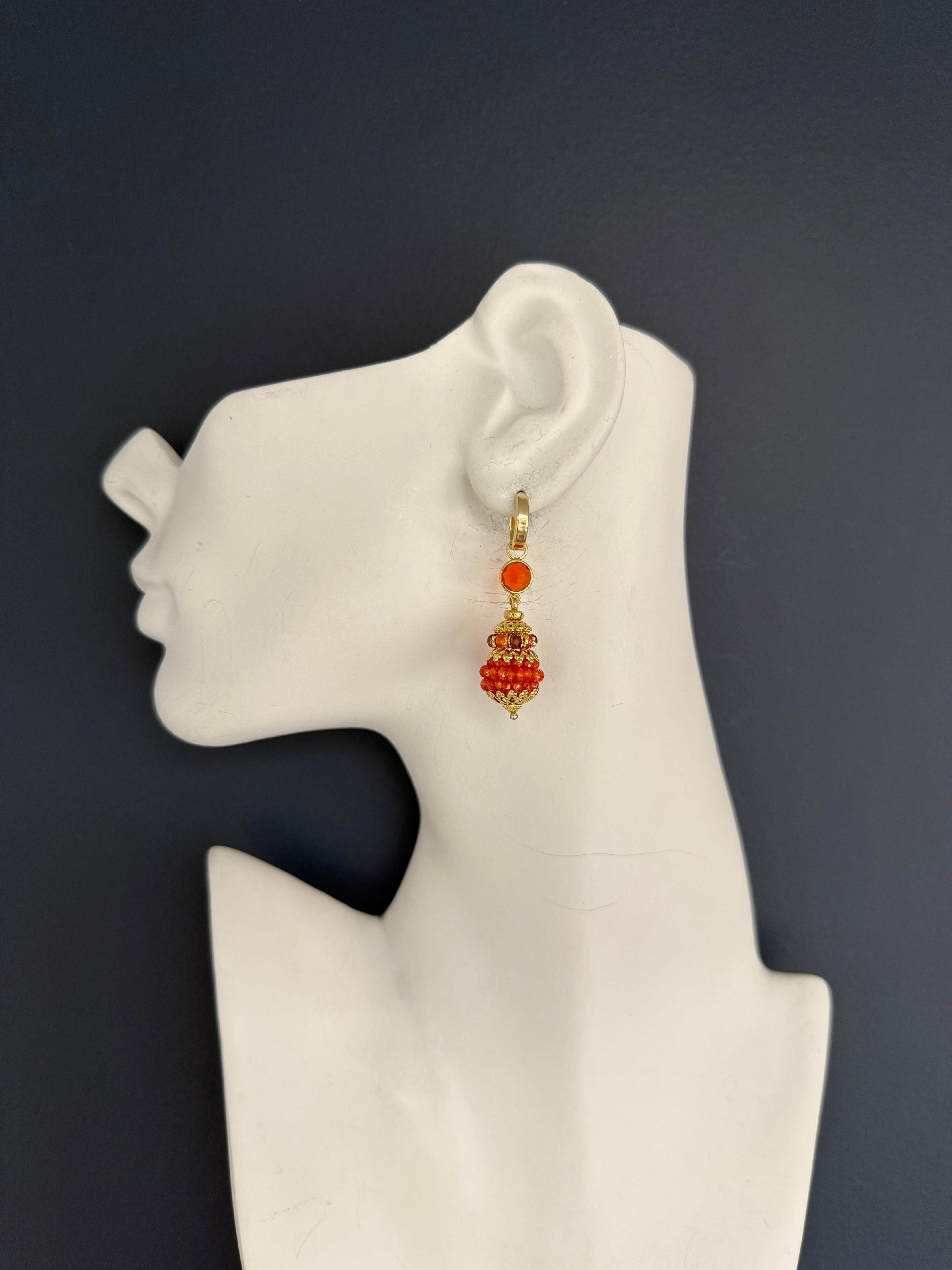 Ein meisterhaftes Paar Retro-Gold-Ohrringe mit zwei natürlichen mexikanischen Opalen im Rosenschliff und einer Breite von etwa 6,5 mm. Diese Ohrringe sind mit mehreren mexikanischen Opalen im Rosenschliff in komplizierten, geschichteten Arrangements