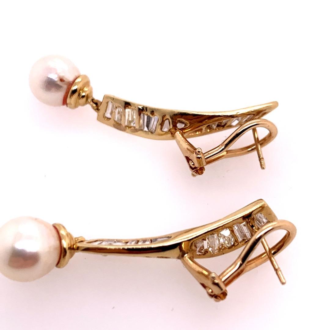 Retro Gold Earrings 1.50 Carat Natural Baguette Diamond and Pearl, circa 1970 For Sale 2