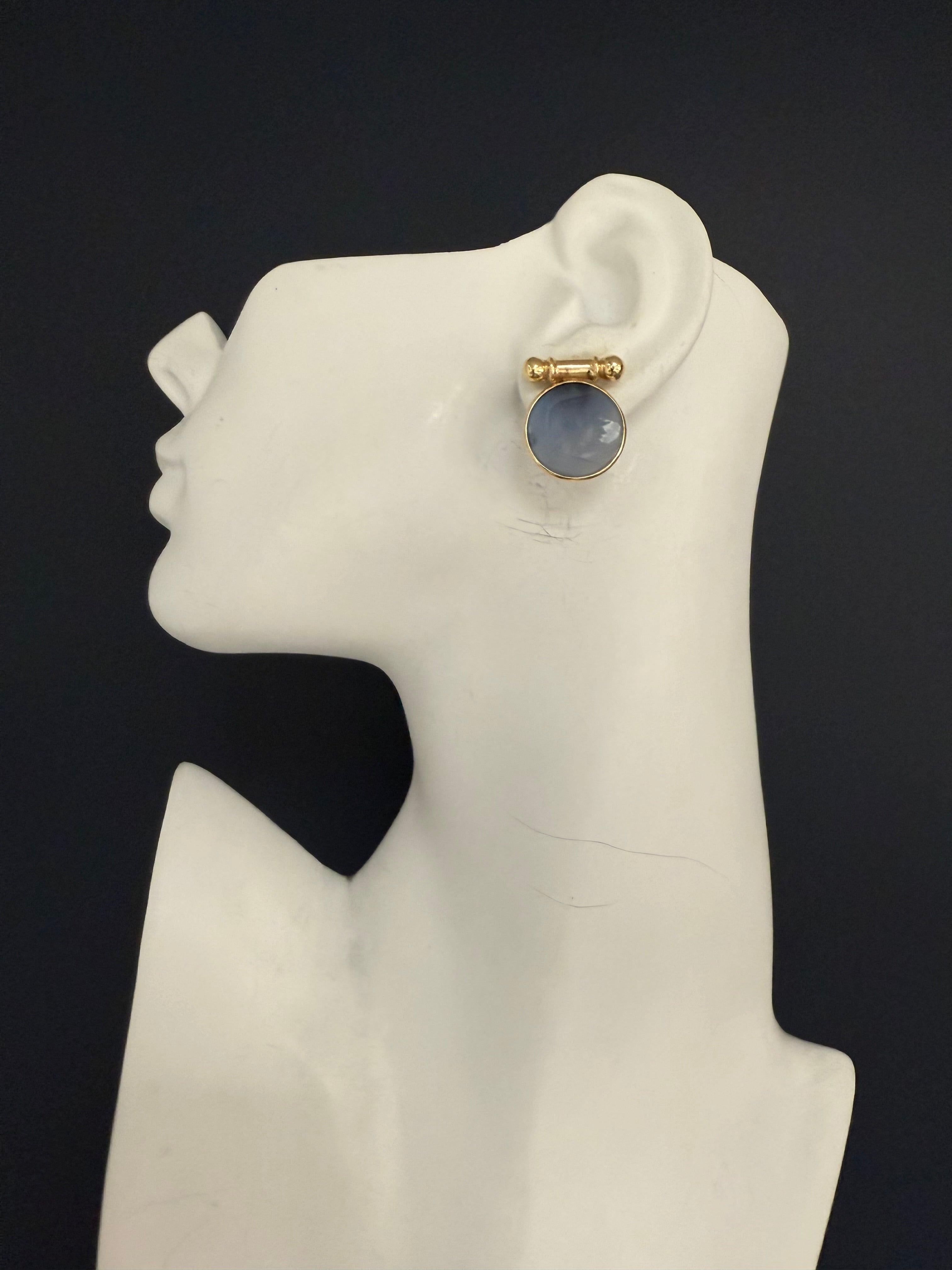 Pendientes retro de oro engastados en bisel con calcografía de cornalina romana azul Circa 1980
Los pendientes pesan 5,1 g en total y miden 19 mm de diámetro, la longitud total es de 23 mm
 
Tres renuncias / Notas especiales: 

Los artículos que