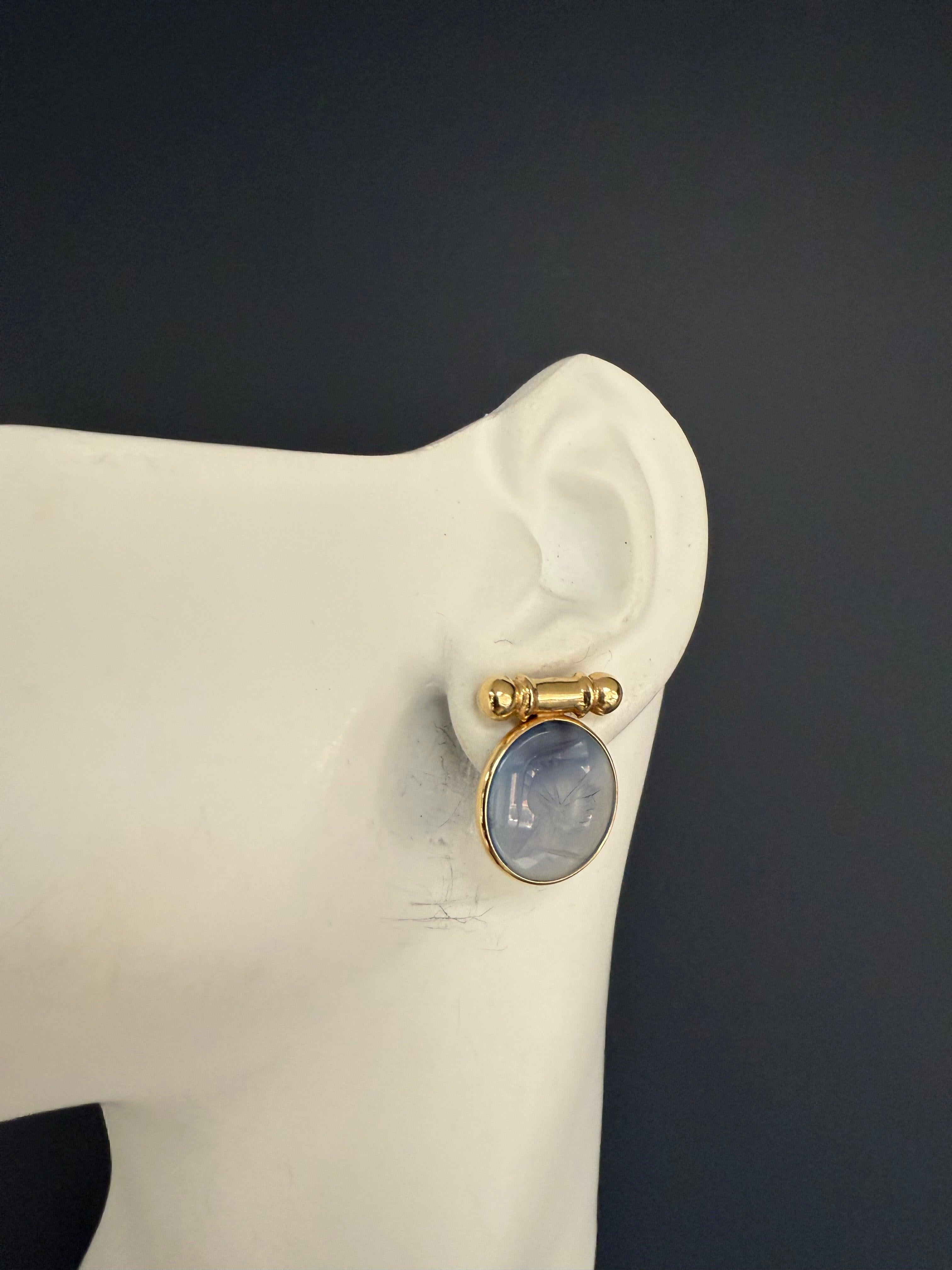 Pendientes retro de oro engastados en bisel con calcografía de cornalina romana azul Circa 1980 Corte redondo en venta