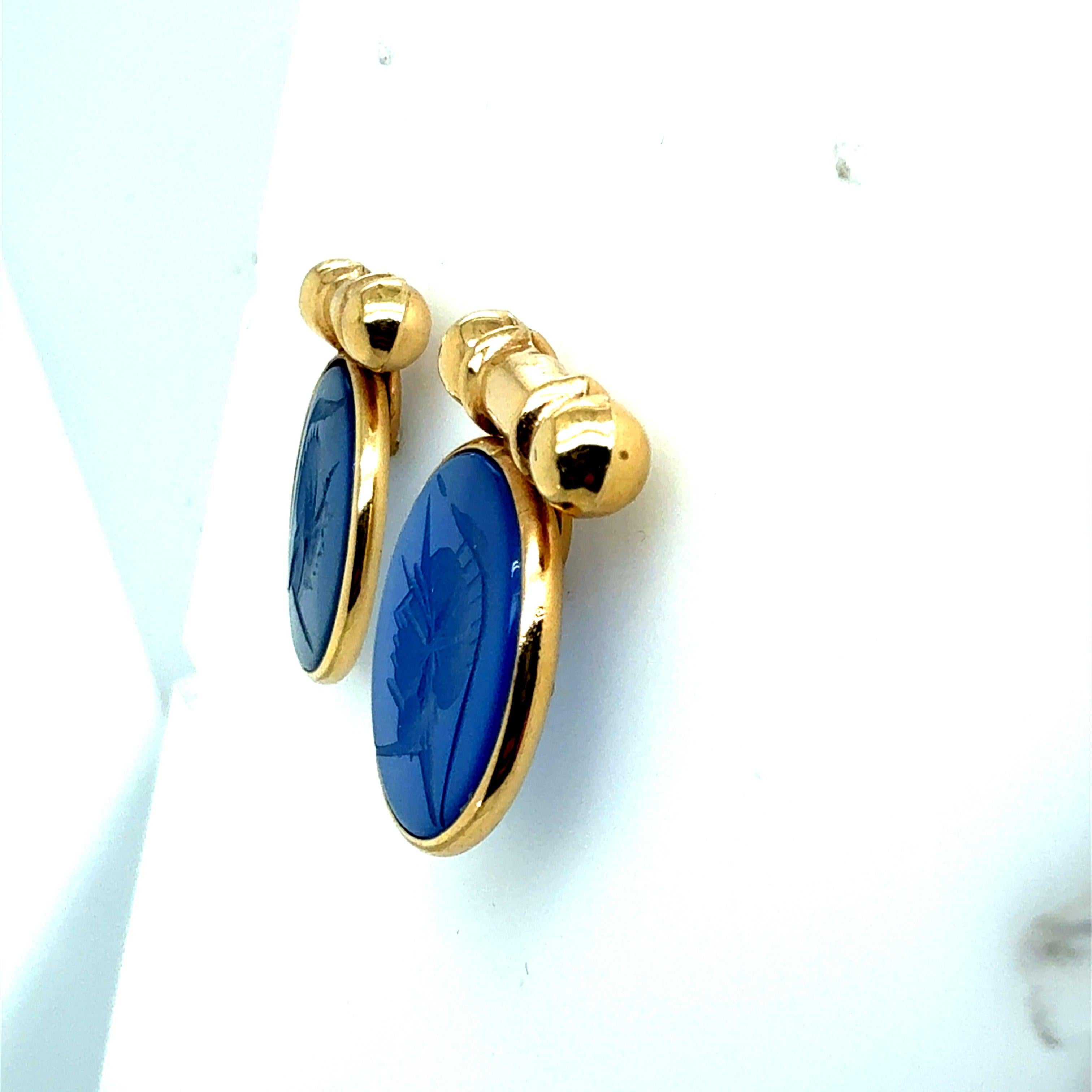 Pendientes retro de oro engastados en bisel con calcografía de cornalina romana azul Circa 1980 en Bueno estado para la venta en Los Angeles, CA