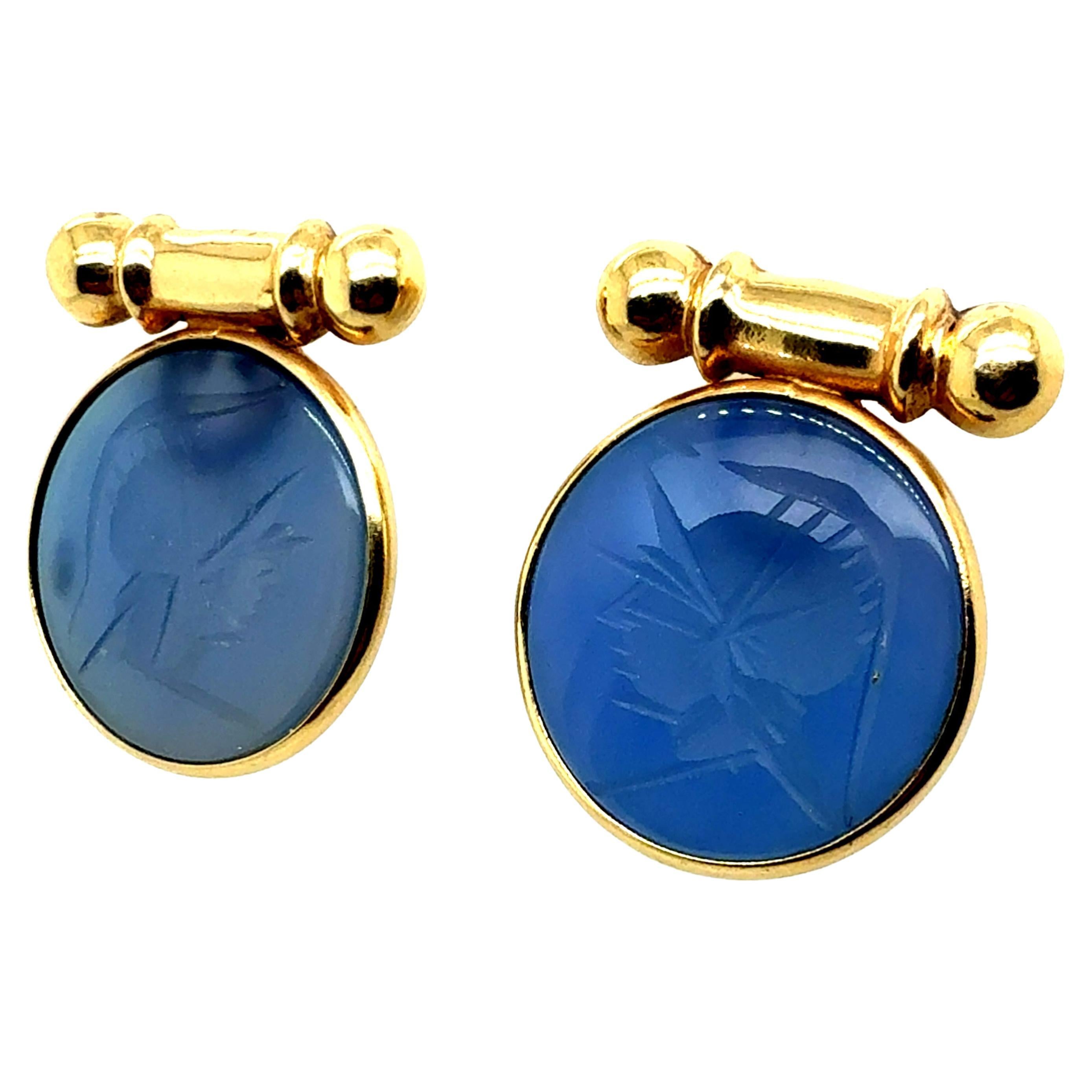 Pendientes retro de oro engastados en bisel con calcografía de cornalina romana azul Circa 1980 en venta