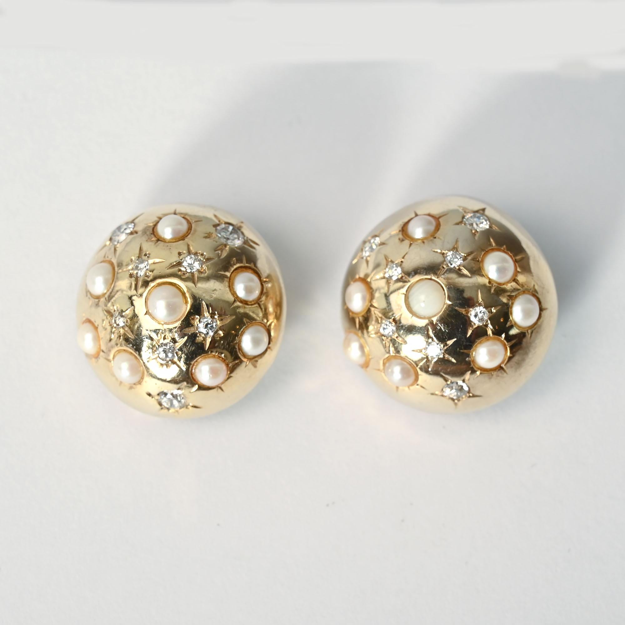 Die runden Ohrringe aus 14 Karat Gold sind mit Perlen und Diamanten besetzt. Die Diamanten sind in einem fünfzackigen Stern gefasst, der in den 1940er Jahren sehr beliebt war.
Die Ohrringe sind 15/16