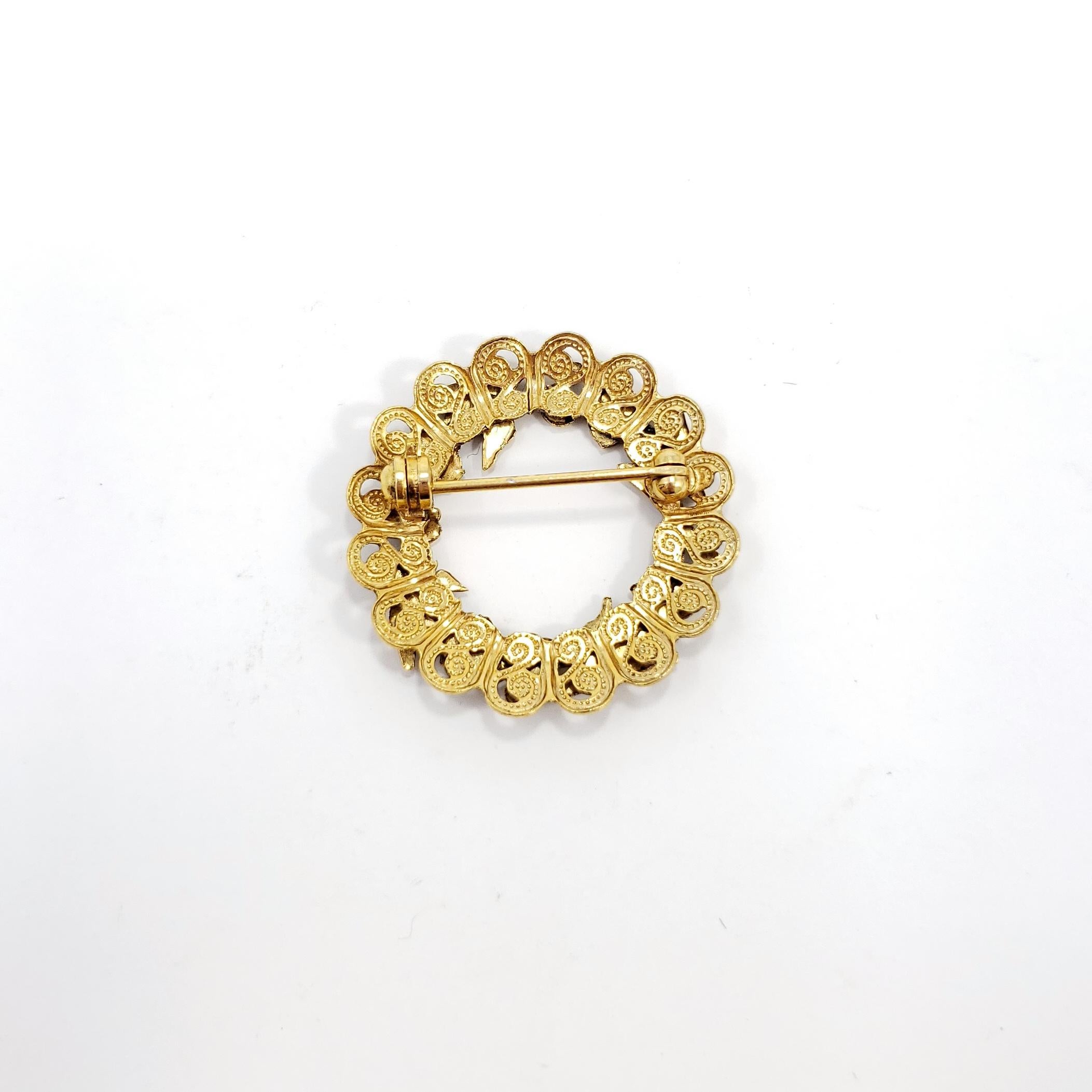 Retro Gold Floral Wreath Pin Brooch, Circa 1970s In Excellent Condition For Sale In Milford, DE