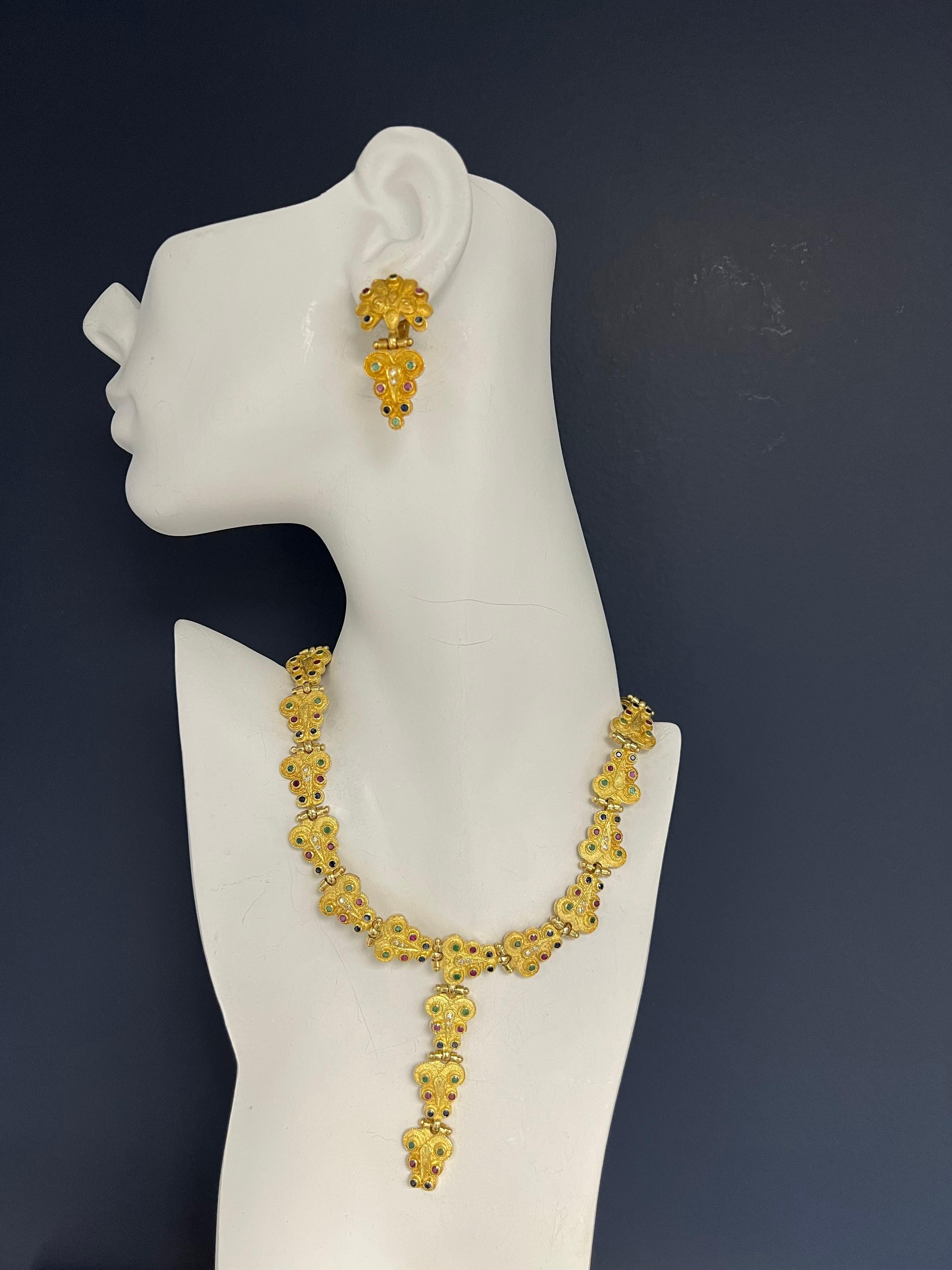 Eine prächtige 18k Gelbgold 9,40 Karat (ca.) Multi Farbe Edelstein voll Halskette, Armband und Ohrring gesetzt. Das Set besteht aus natürlichen farblosen Diamanten, Smaragden, Saphiren und Rubinen.

Die Clip-Ohrringe sind 1,5 cm lang und mit 28
