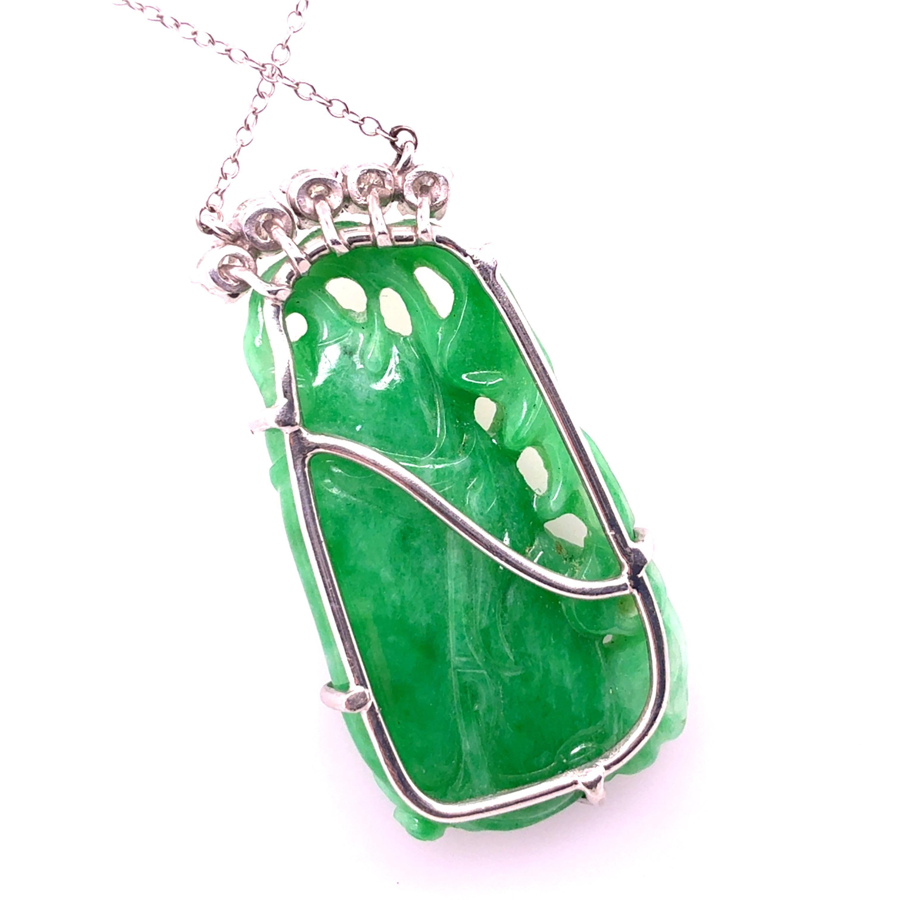 Ciondolo retrò in oro bianco con giada e diamanti, con incastonata una giada verde naturale di grado 