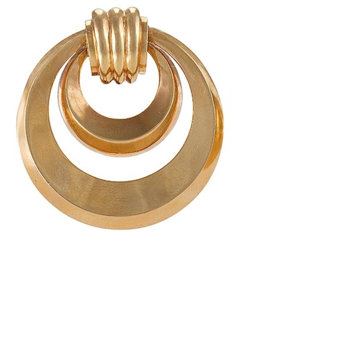 These Retro gold earrings reimagine the ever-popular hoop as two conjoined concentric circles that are highly three-dimensional in volume while remaining lightweight by design. A study in canted planes and voluminous arcs, these stylish double hoop