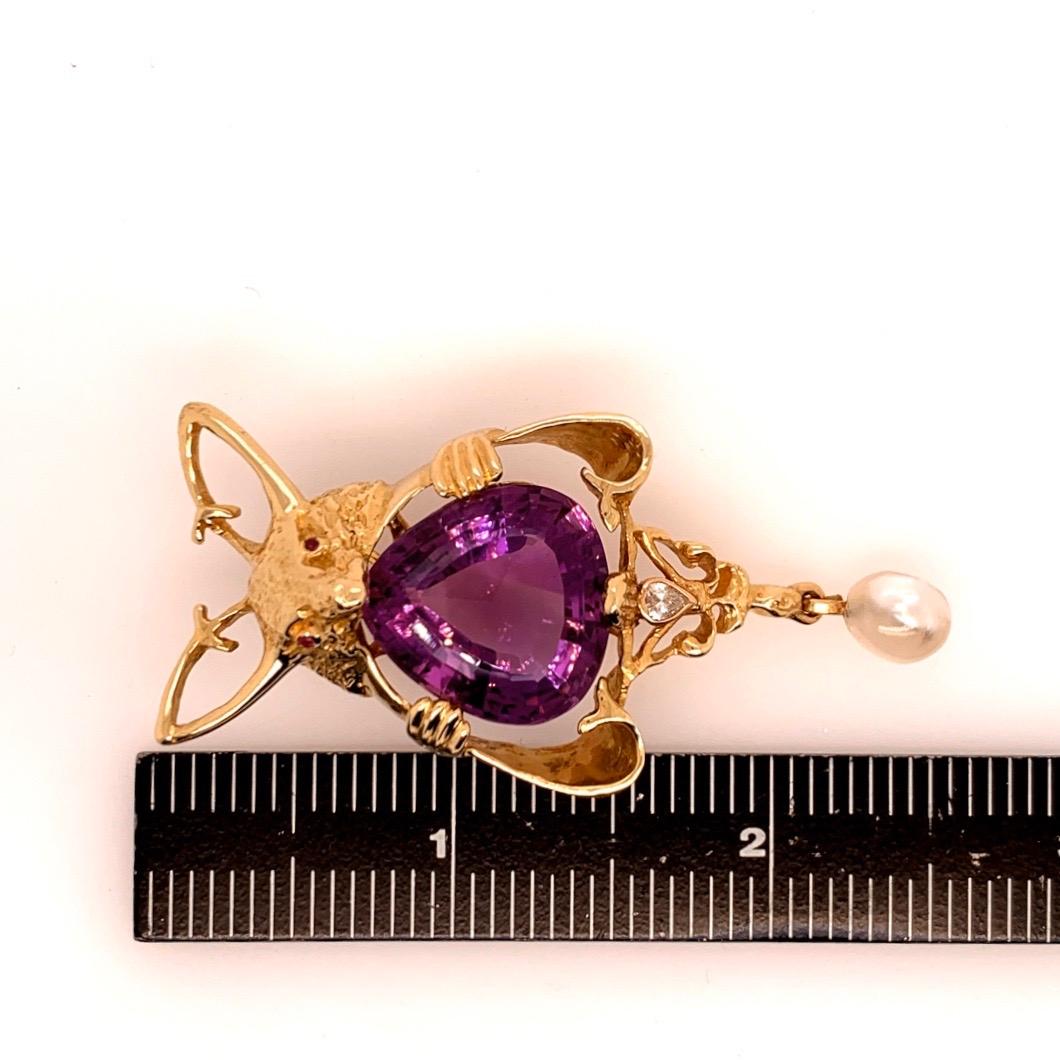 Retro Gold Kangaroo Pendant Natural 25 Carat Diamond and Amethyst, circa 1960 For Sale 3