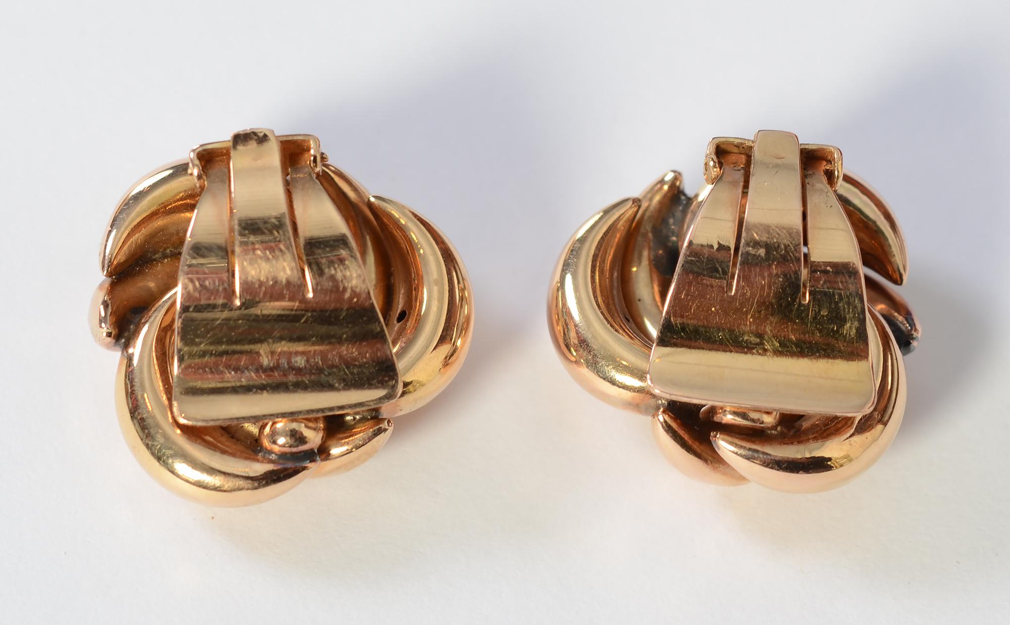 Klassische Goldknoten-Ohrringe aus 18 Karat Gold aus der Mitte des 20. Jahrhunderts. Clip-Rückwände können in Pfosten umgewandelt werden. Hergestellt aus einem reichen Farbton von rosa/gelbem Gold.
Was als Dellen erscheinen mag, sind keine - sie