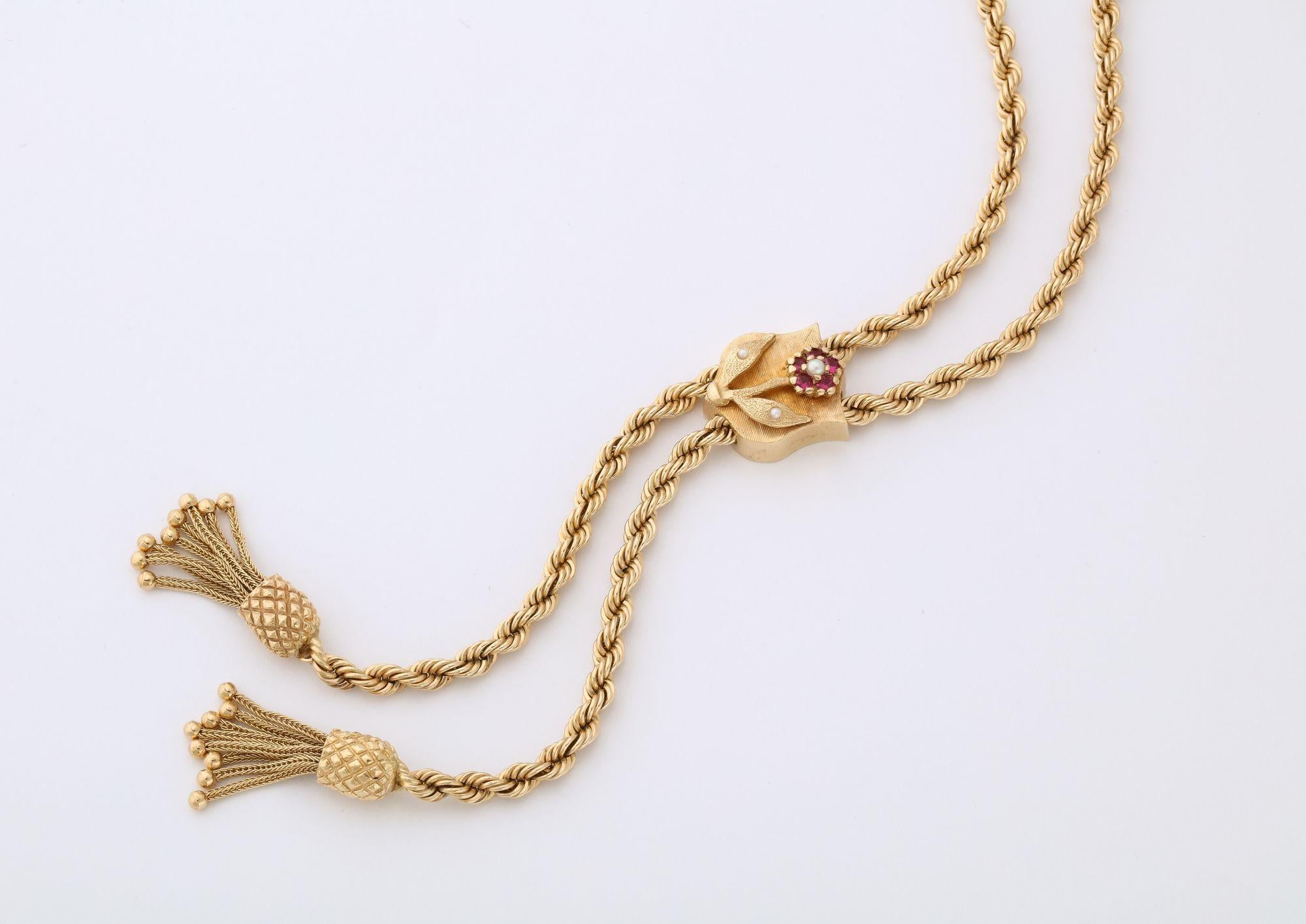Retro Gold Lariat on Rope Twist Chain with Tassels and a Ruby and Pearl Flower In Good Condition For Sale In New York, NY