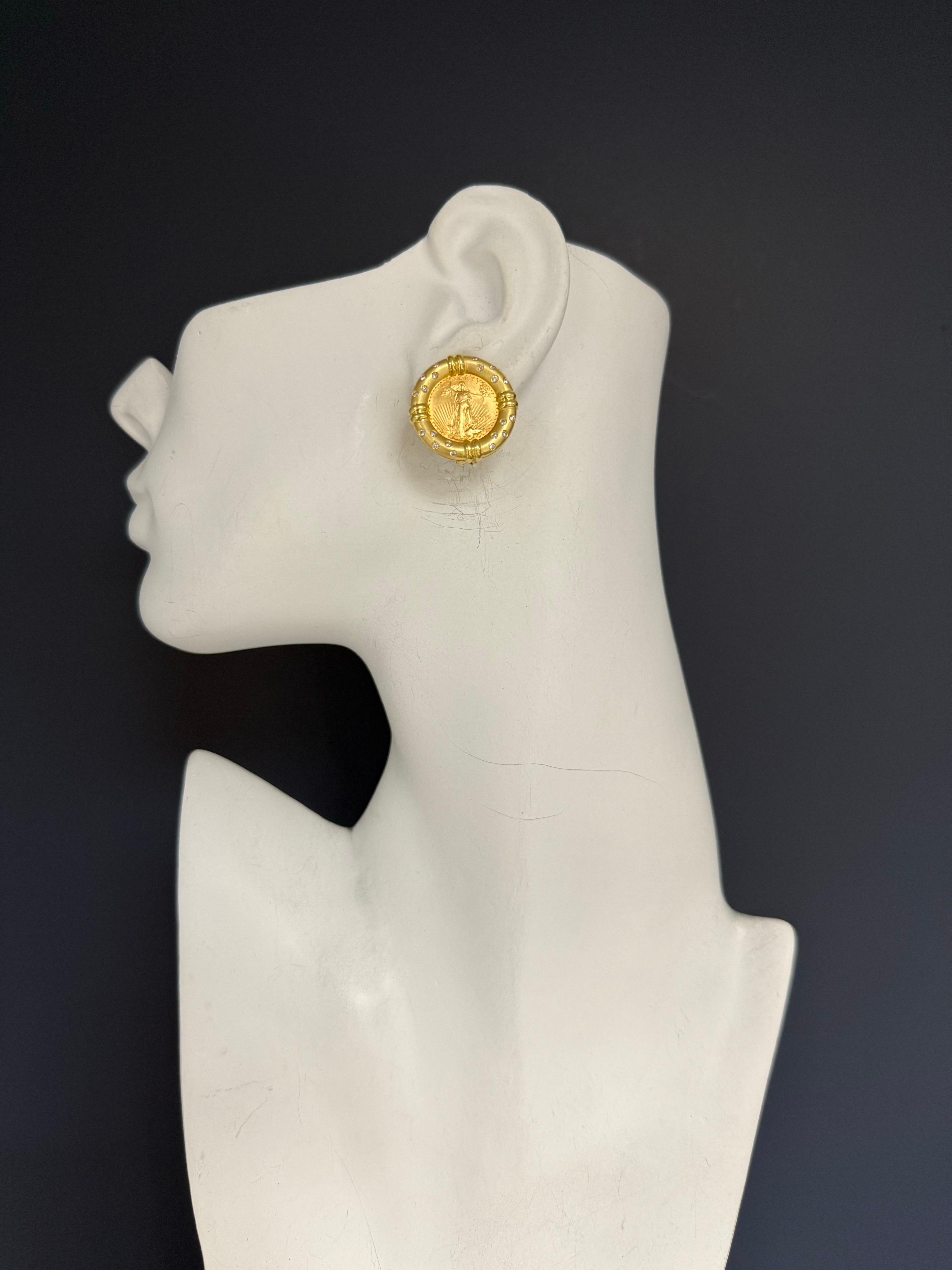 Taille ronde Boucles d'oreilles en or rétro pièce de la liberté 1/10 oz et diamant naturel 0,4 carat Circa 1980 en vente