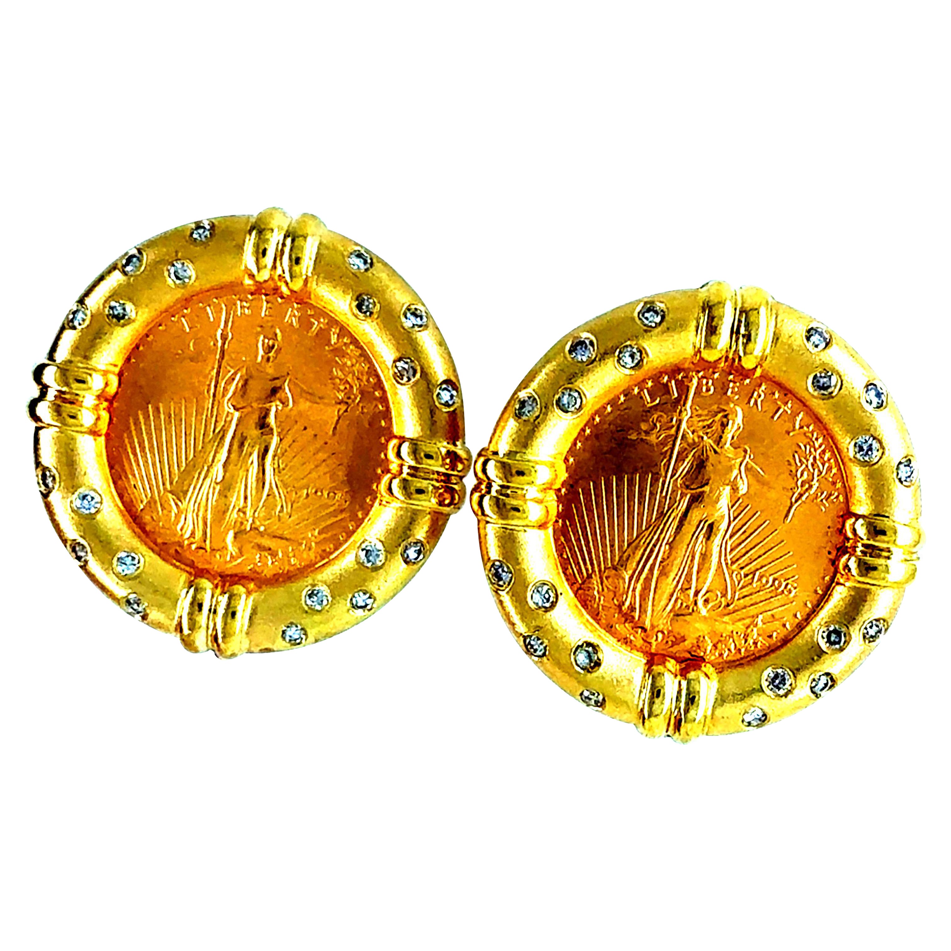 Boucles d
oreilles en or rétro pièce de la liberté 1/10 oz et diamant naturel 0,4 carat Circa 1980 en vente