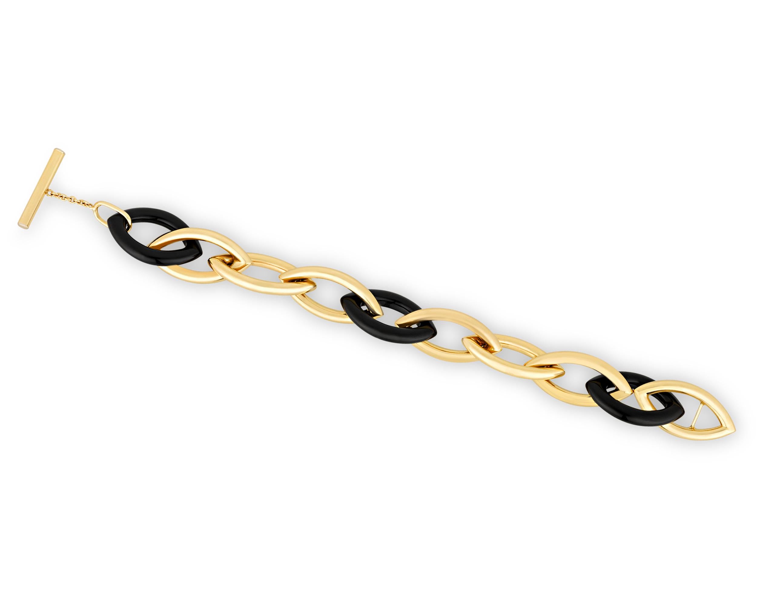 This sophisticated retro bracelet is composed of seven navette-shaped polished gold links, interspersed by three navette-shaped onyx links, forming an enticing visual contrast. Joined with a bar clasp, the bracelet is mounted in 18K yellow