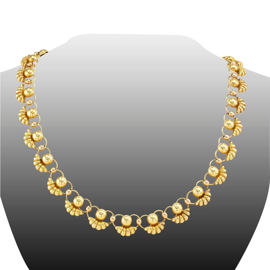 Collana retrò a maglie d'oro del 1940 circa. *

SU QUESTO ARTICOLO:  I delicati motivi a smerlo conferiscono a questa collana vintage un aspetto arioso e femminile che è una gioia per gli occhi, realizzata a mano e con un'espressione unica di