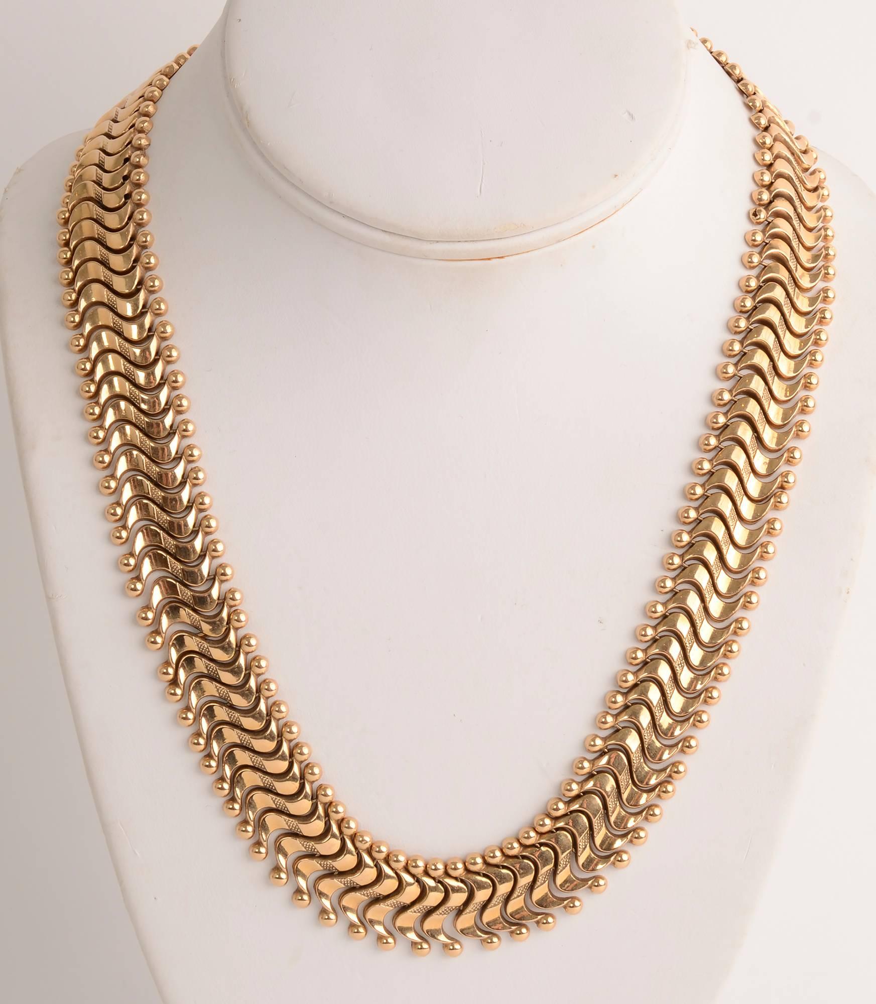 Retro necklace of curvilinear links of 18 karat gold. The necklace is 19 inches long and the links are 3/4 inch wide. The necklace is especially flexible and comfortable to wear.