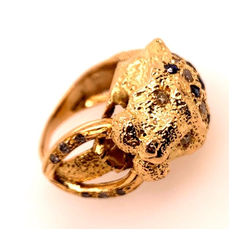 Retro Gelbgold Löwe Ring mit 19 natürlichen Diamanten (G-J Farbe, SI-I Klarheit) und 11 Saphiren, Gewicht der Steine sind etwa 0,60 Karat.  Um 1960. 

Der Ring hat die Größe 4,5 und das Gesamtgewicht beträgt 9 Gramm.
