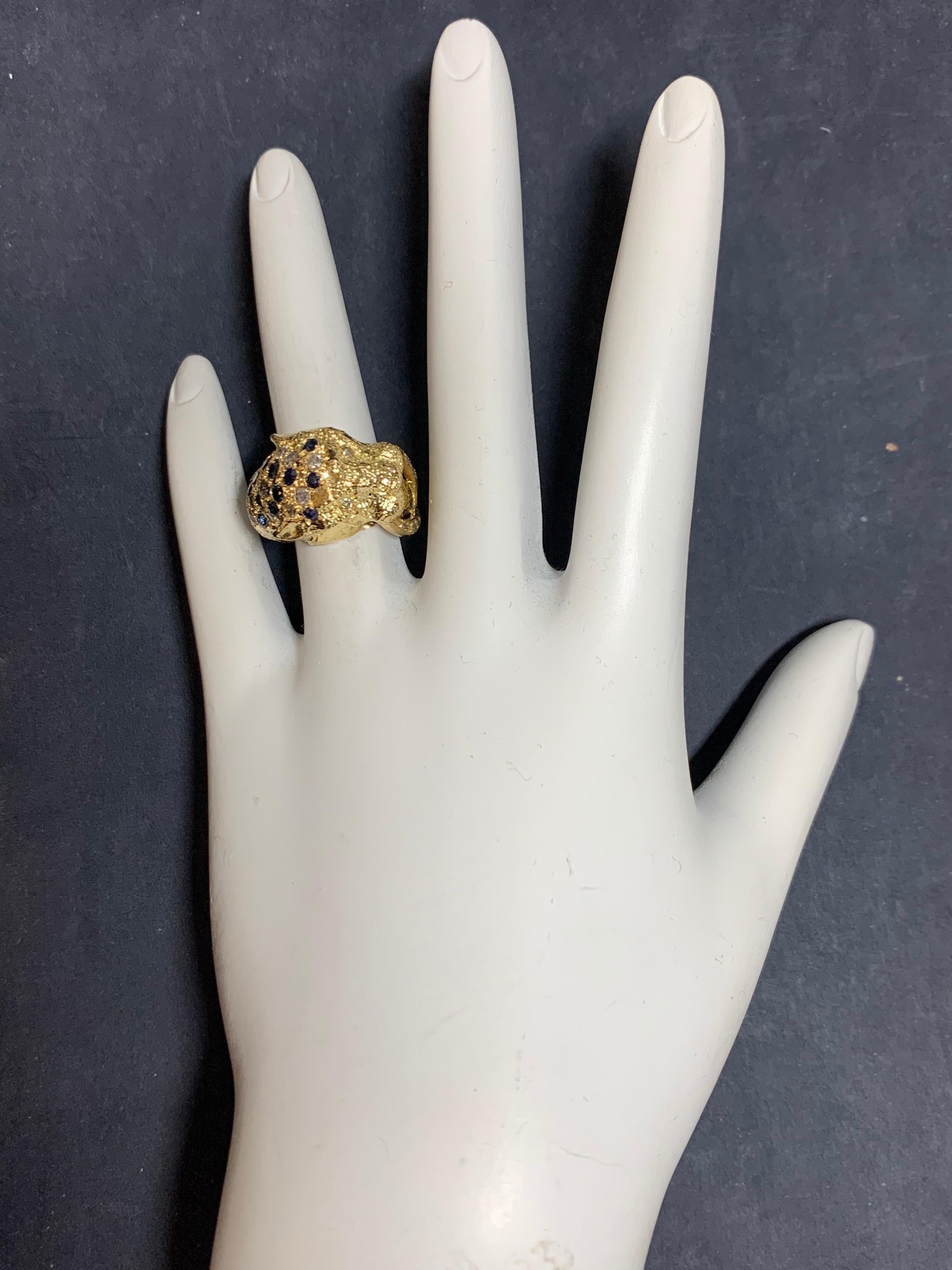 Rétro Bague rétro en or avec lion APX 0,50 carat, diamant naturel, saphir et pierre précieuse, datant d'environ 1960 en vente