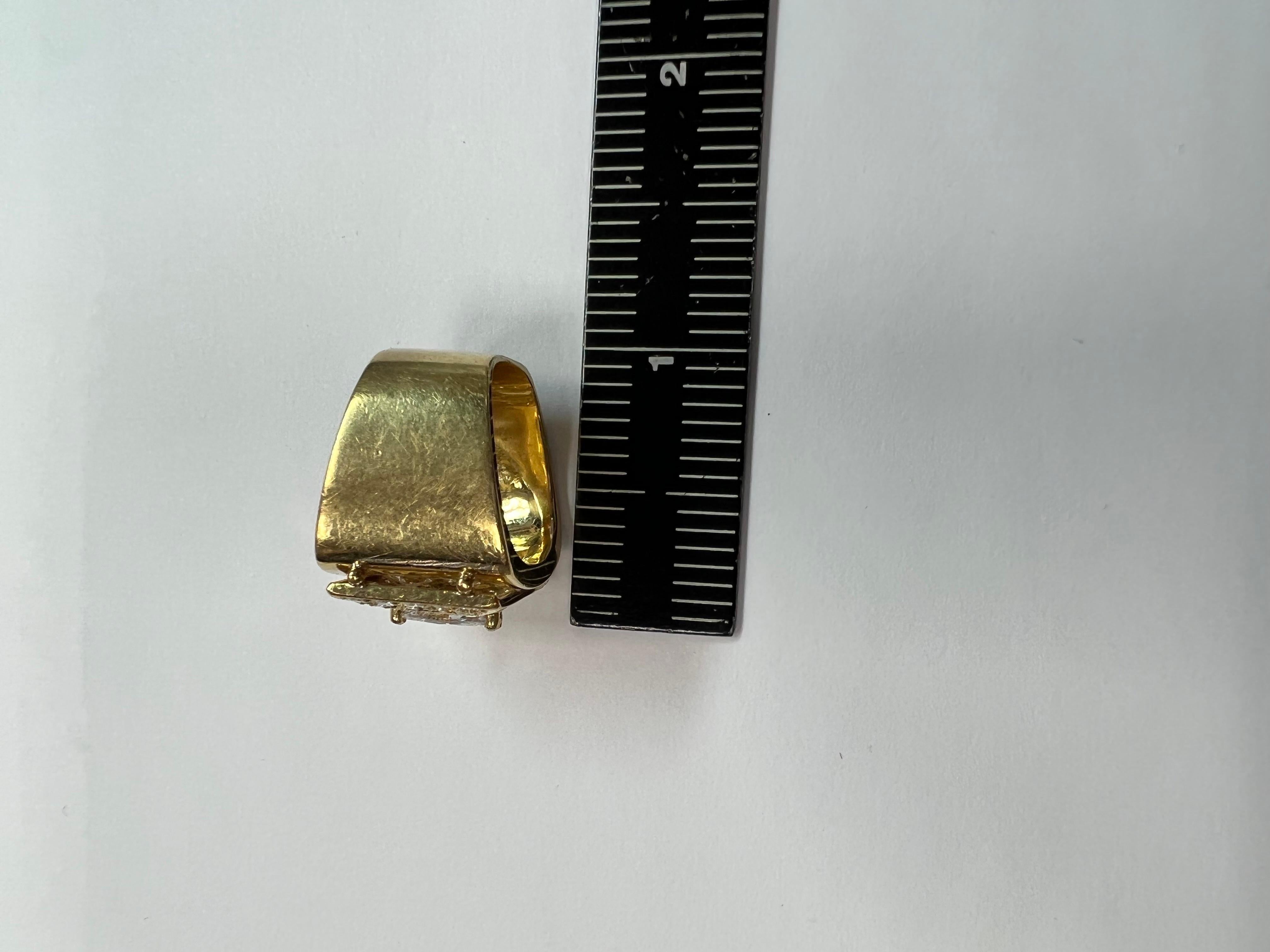 Women's or Men's Retro Gold Mens 1.67 Carat Natural Marquise and Round Diamond Cocktail Ring 1970 For Sale