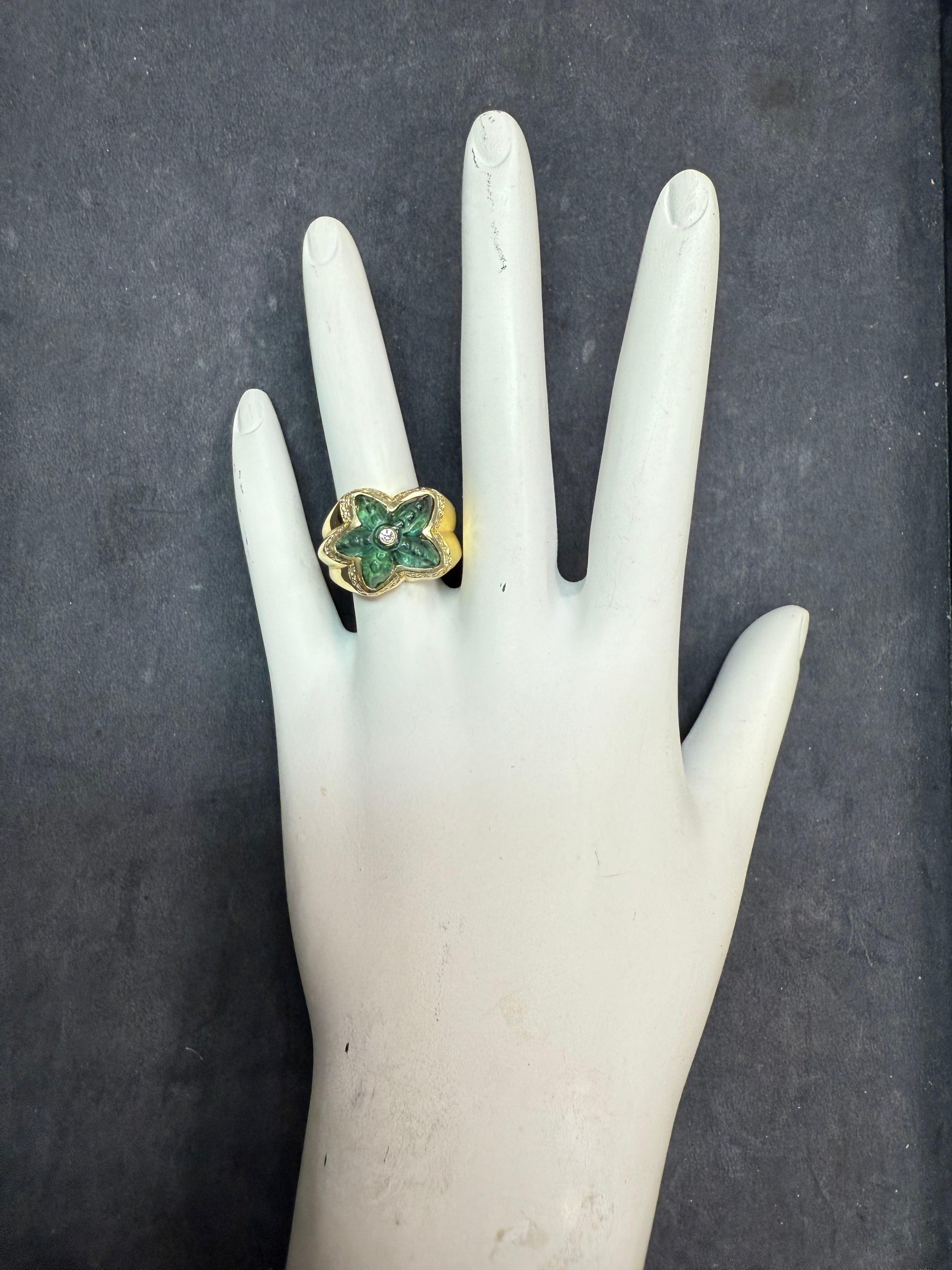 Bague rétro en or jaune 18 carats à motif d'étoile de mer mettant en valeur une tourmaline bleu-vert éclatante, rehaussée d'environ 0,40 carats de 44 diamants naturels ronds et brillants incolores. 
Mesure 15 mm au sommet, s'amincissant à 3,5 mm à