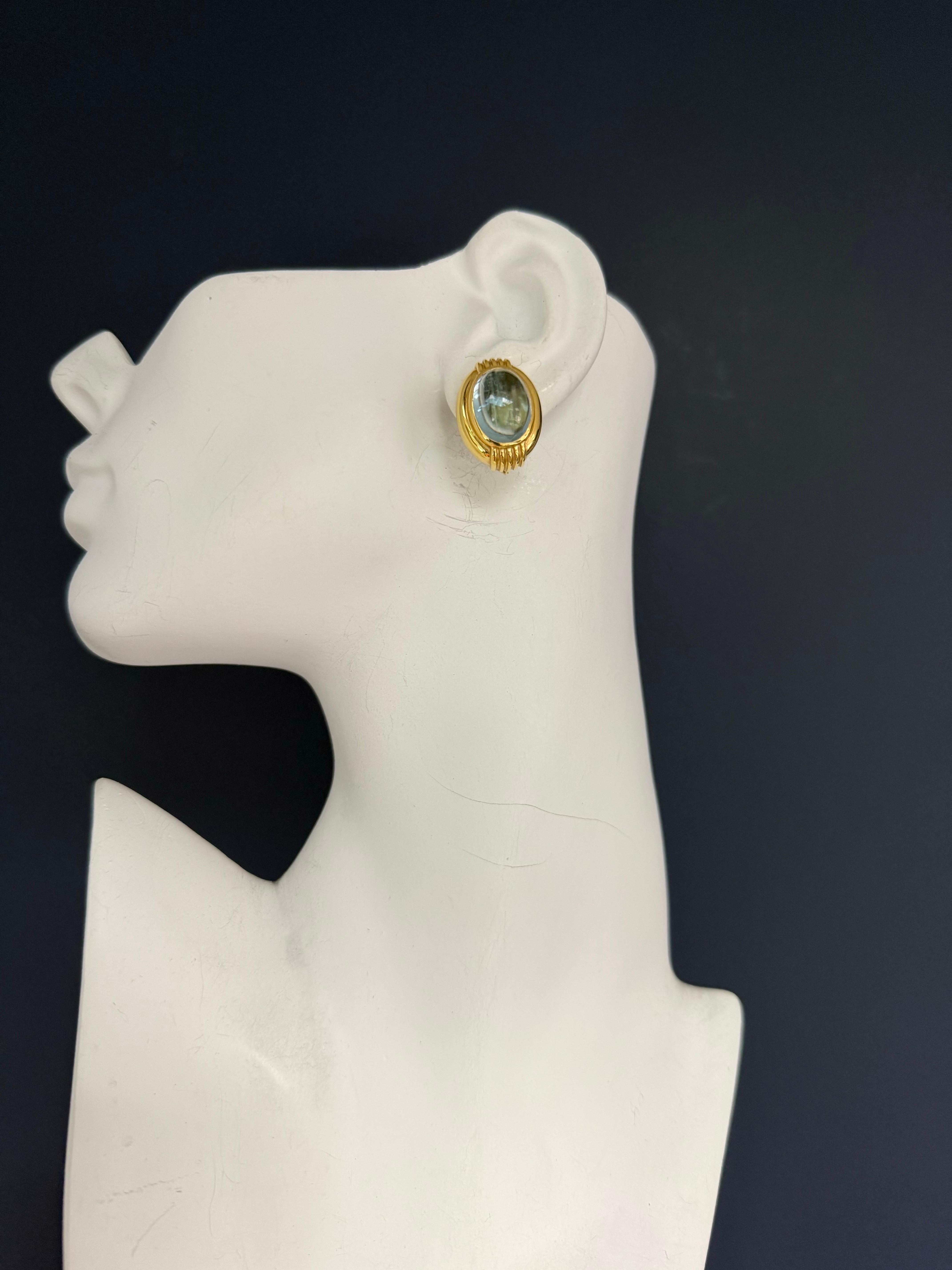 Retro Gold Natural Blue Topaz Cabochon Clip Earrings by Gump’s In condizioni buone in vendita a Los Angeles, CA