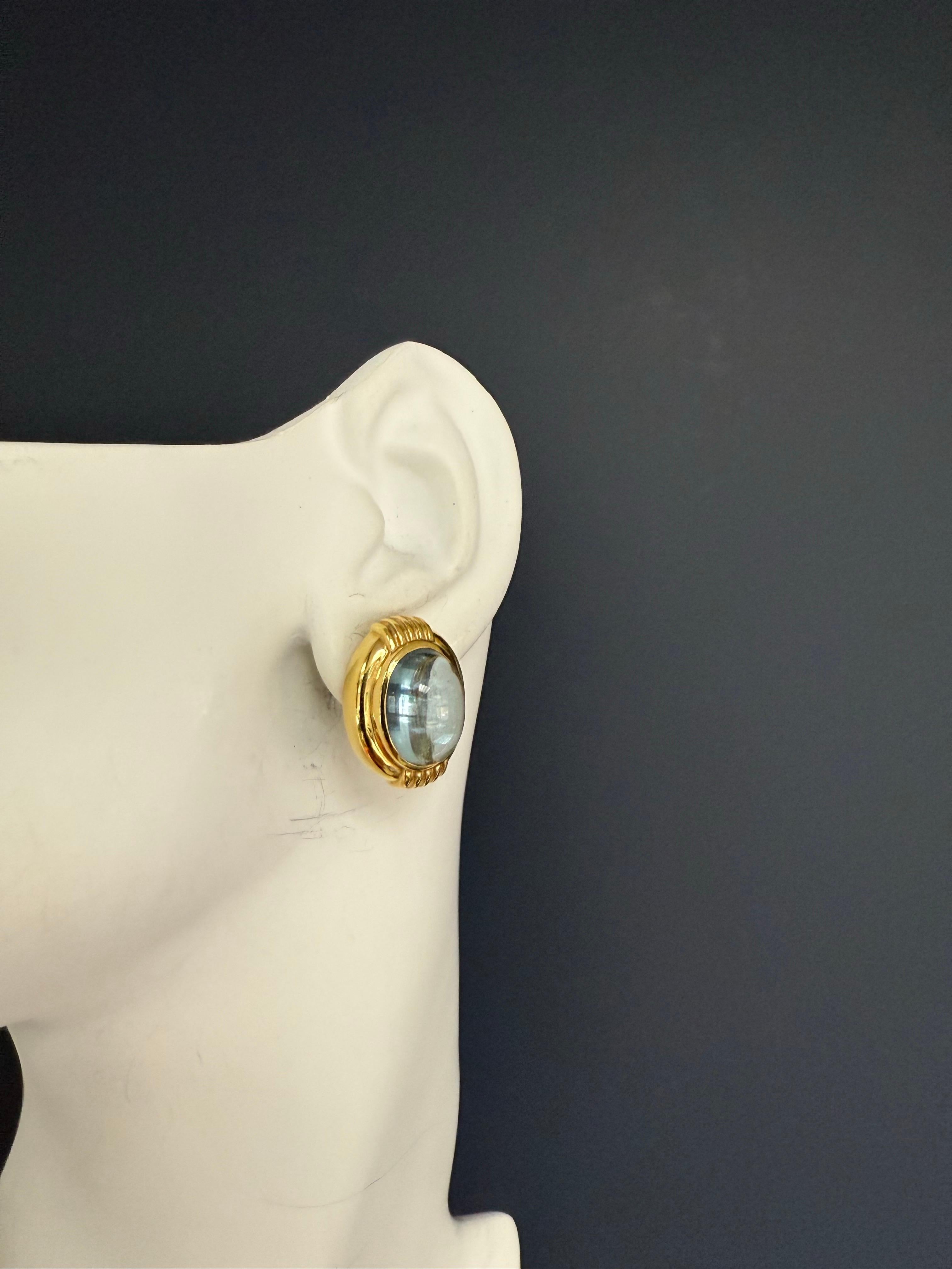 Donna Retro Gold Natural Blue Topaz Cabochon Clip Earrings by Gump’s in vendita