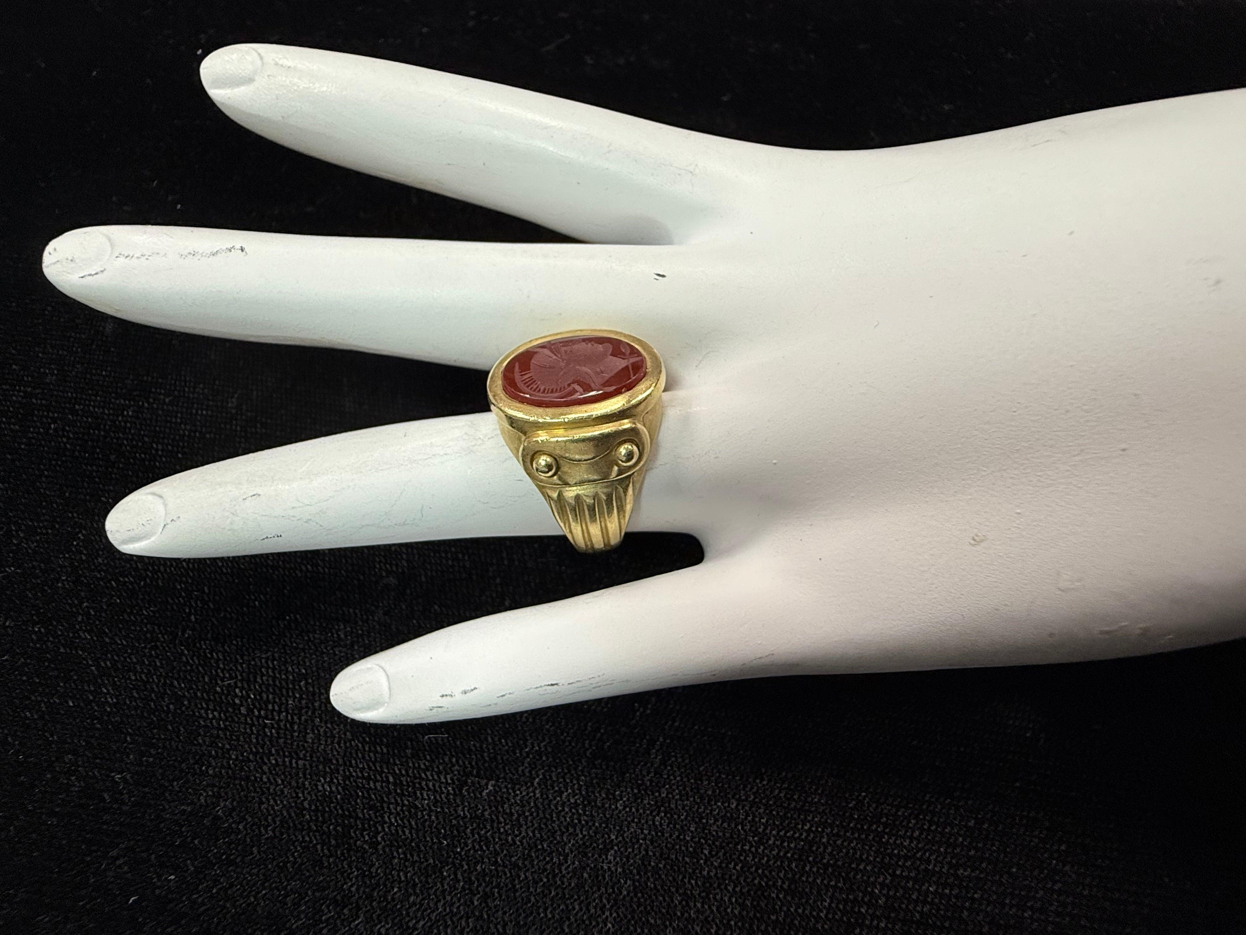 Taglio ovale Anello retro in oro Nature Brownish Roman Carnelian Intaglio Statement Ring Circa 1980 in vendita