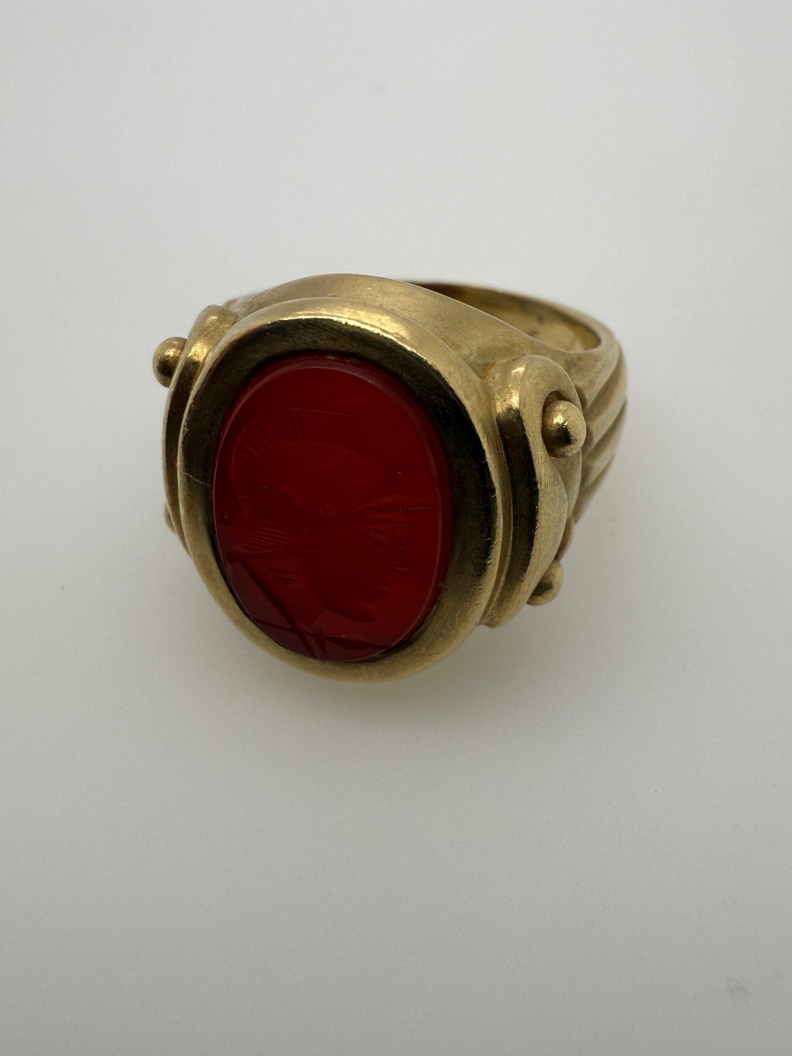 Anello retro in oro Nature Brownish Roman Carnelian Intaglio Statement Ring Circa 1980 In condizioni buone in vendita a Los Angeles, CA