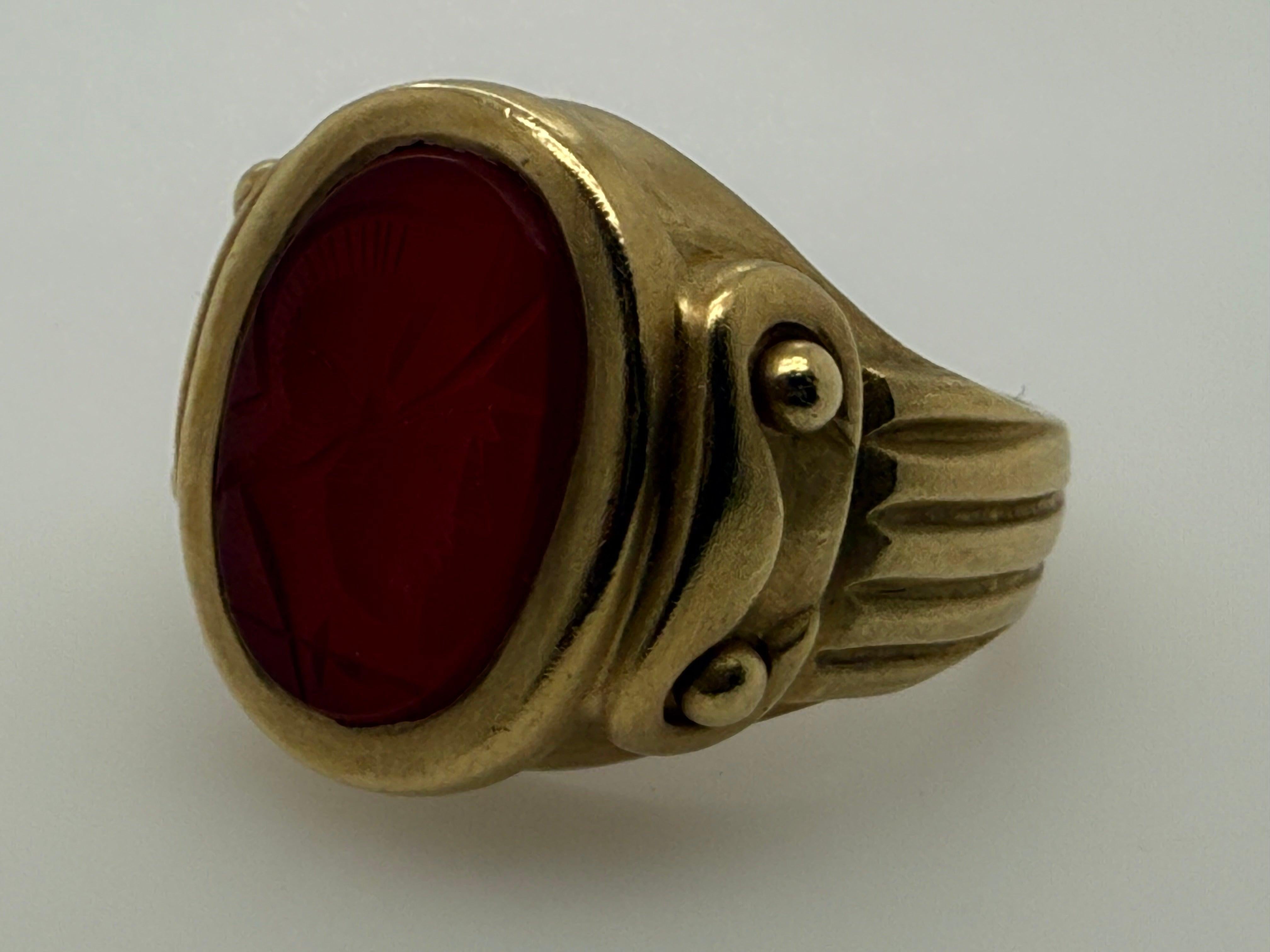 Donna Anello retro in oro Nature Brownish Roman Carnelian Intaglio Statement Ring Circa 1980 in vendita